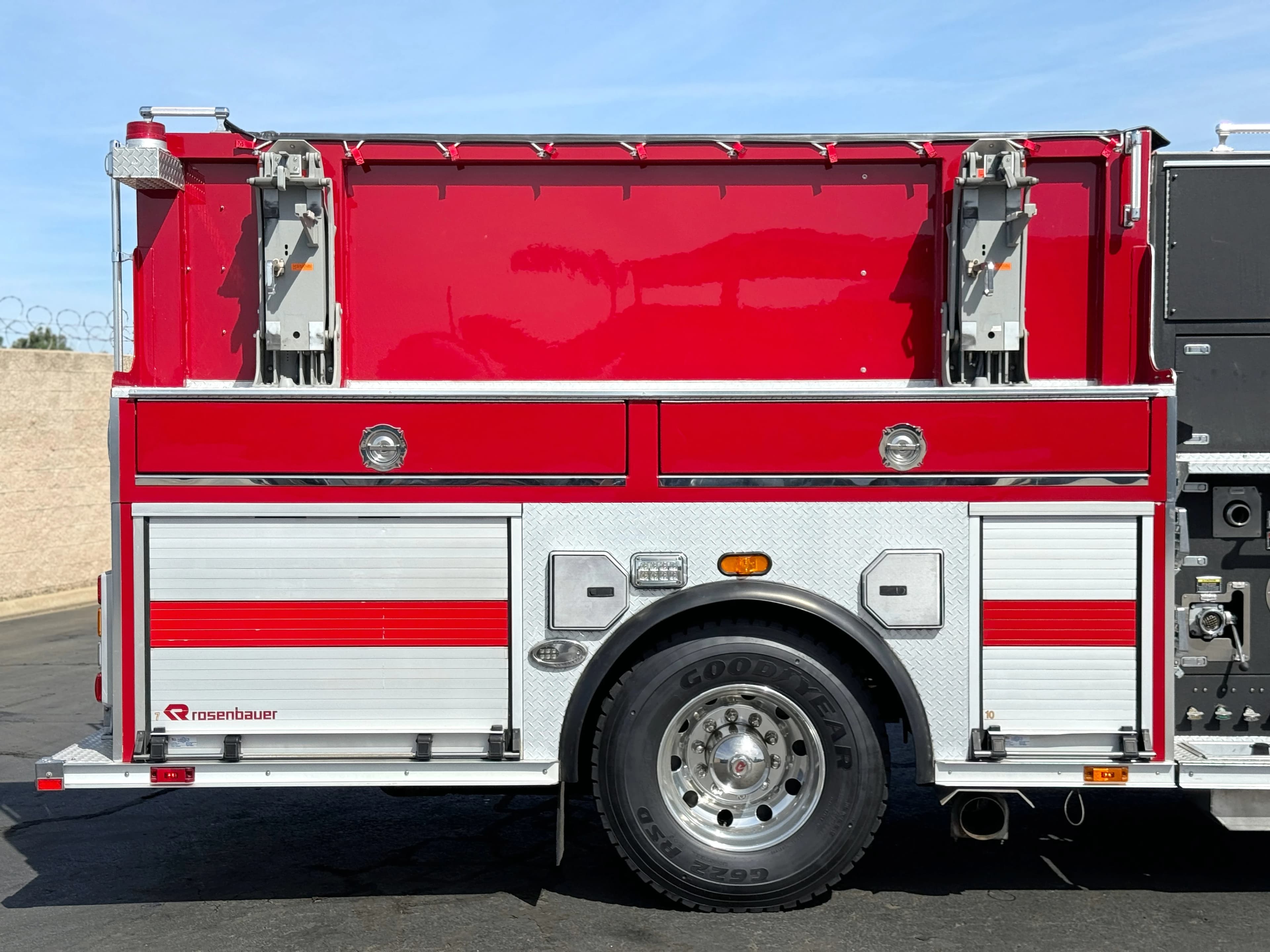 2017 Rosenbauer Crew Cab Fire Pumper Fire Truck