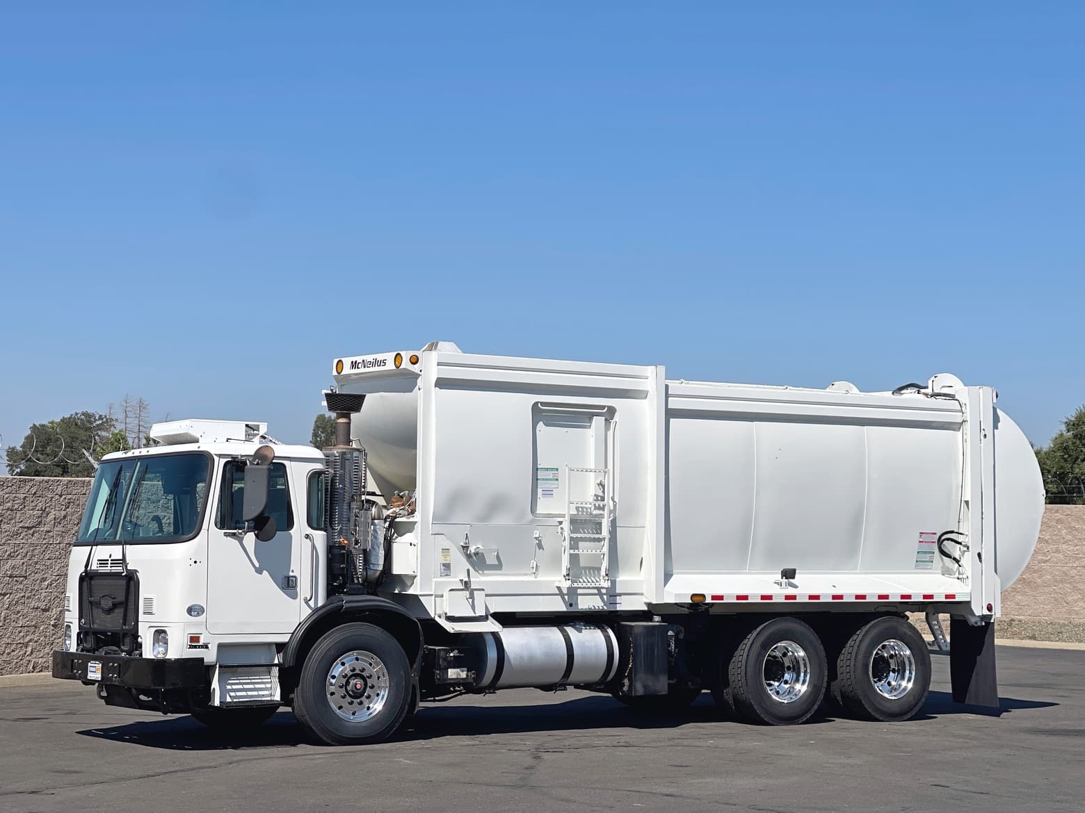 2015 Autocar Xpeditor McNeilus 35 Yard ASL Garbage Truck