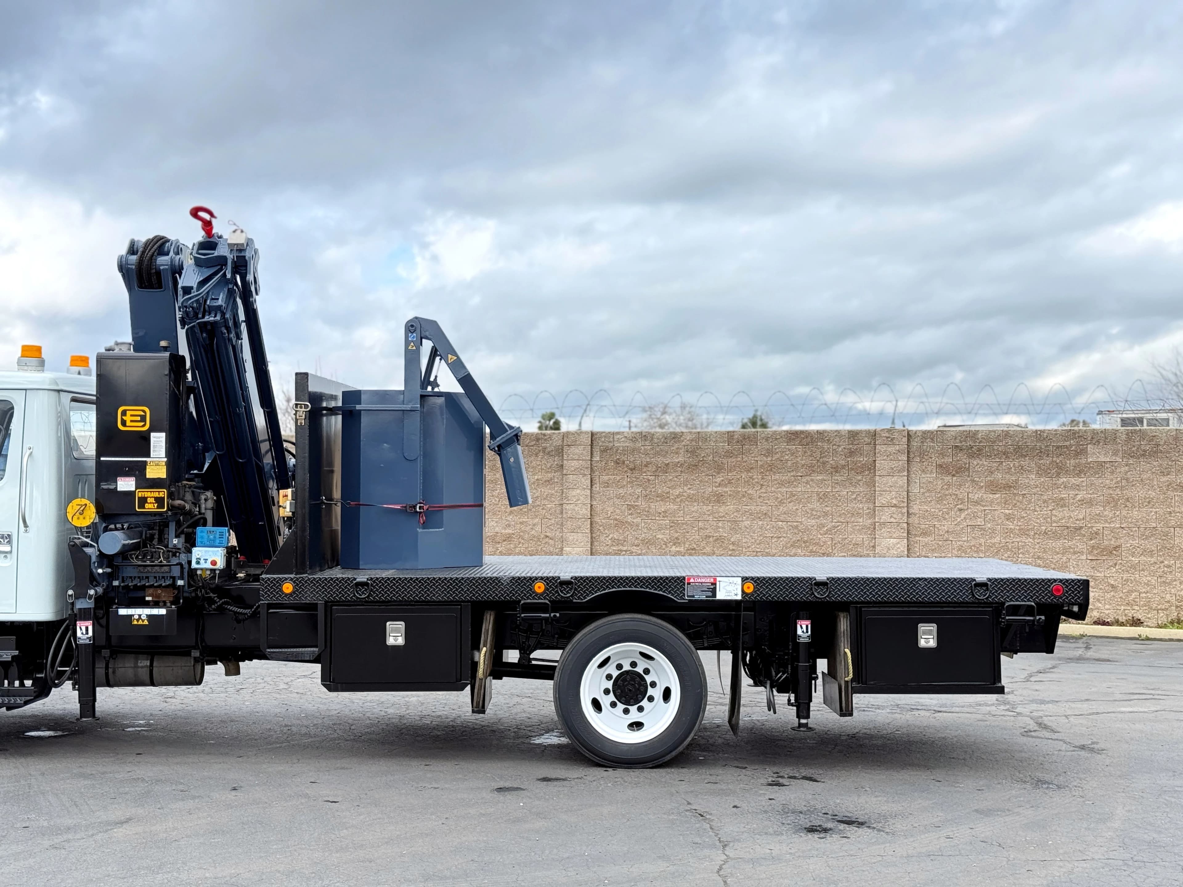 1999 International Effer 170/5S Knuckle Boom Crane Truck