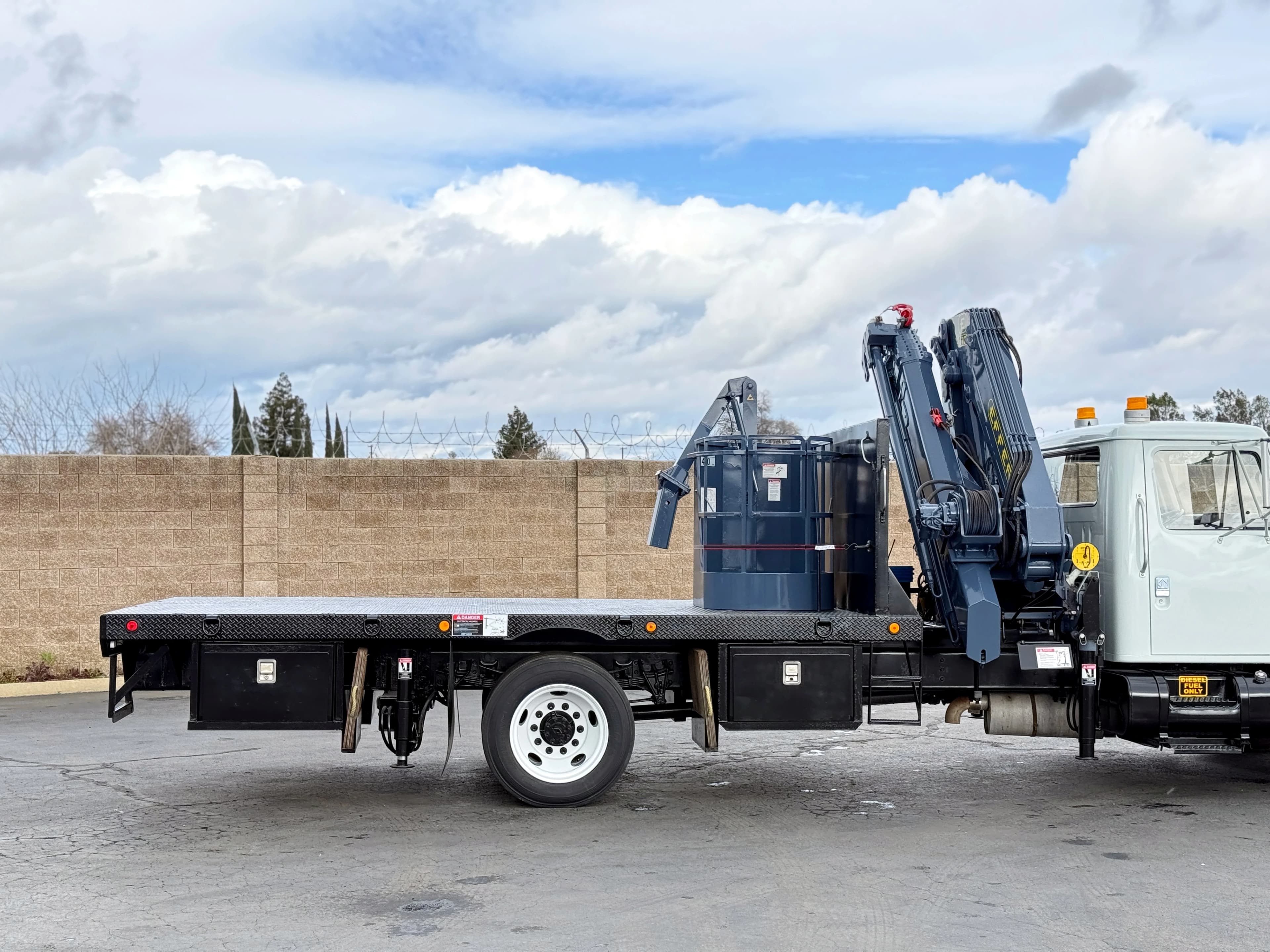 1999 International Effer 170/5S Knuckle Boom Crane Truck