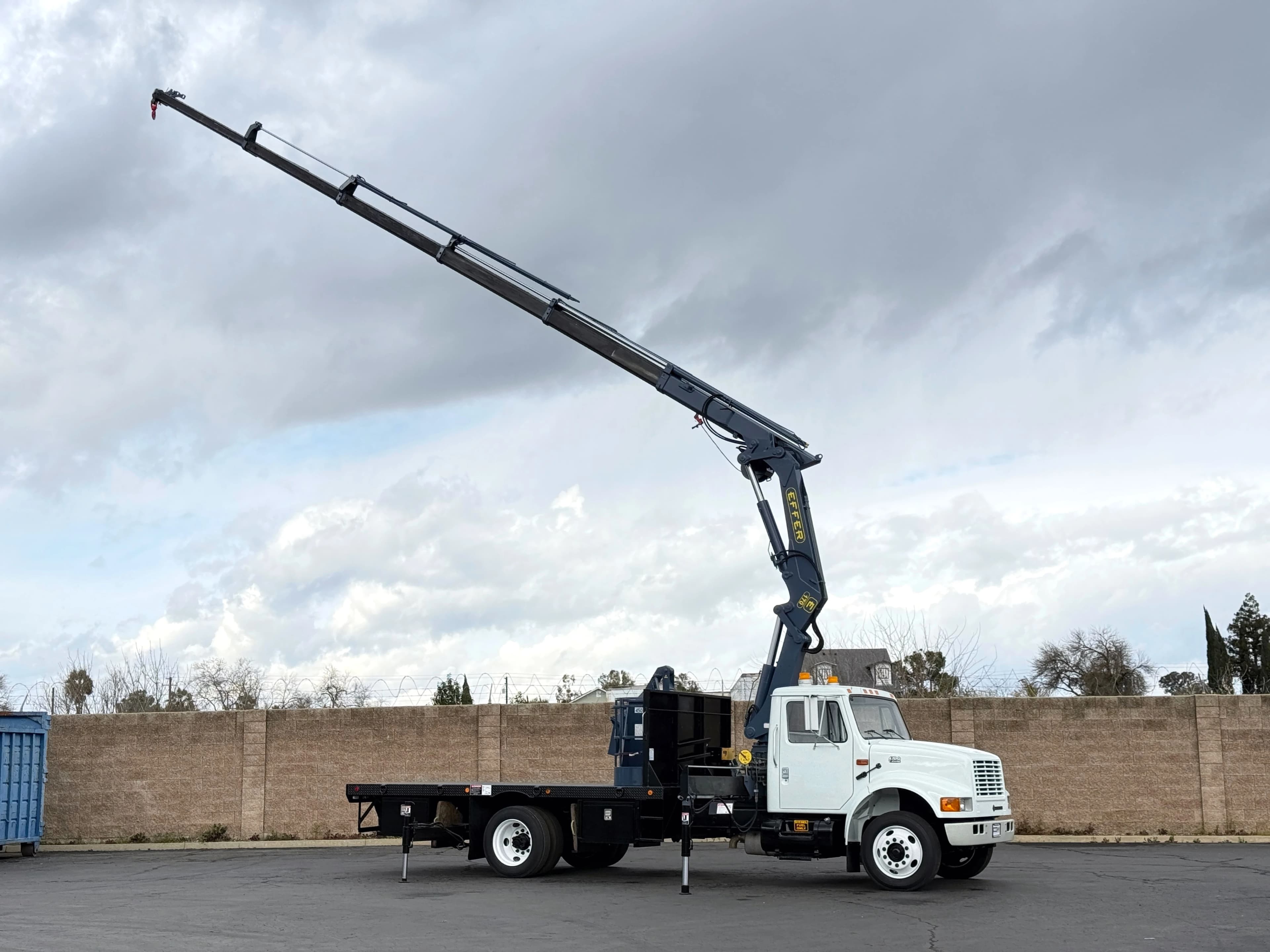 1999 International Effer 170/5S Knuckle Boom Crane Truck