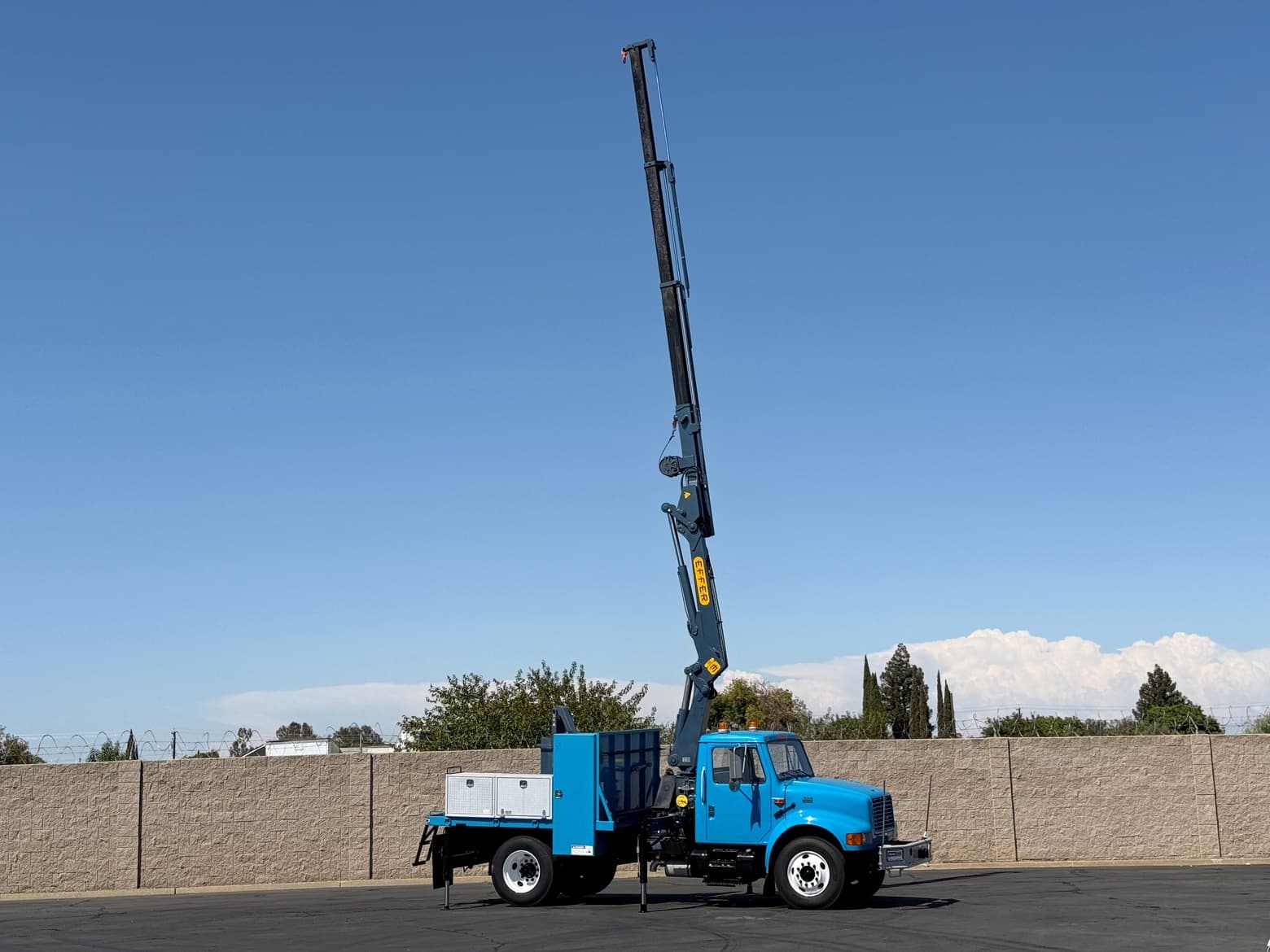 2000 International 4700 Effer E120 Crane Truck