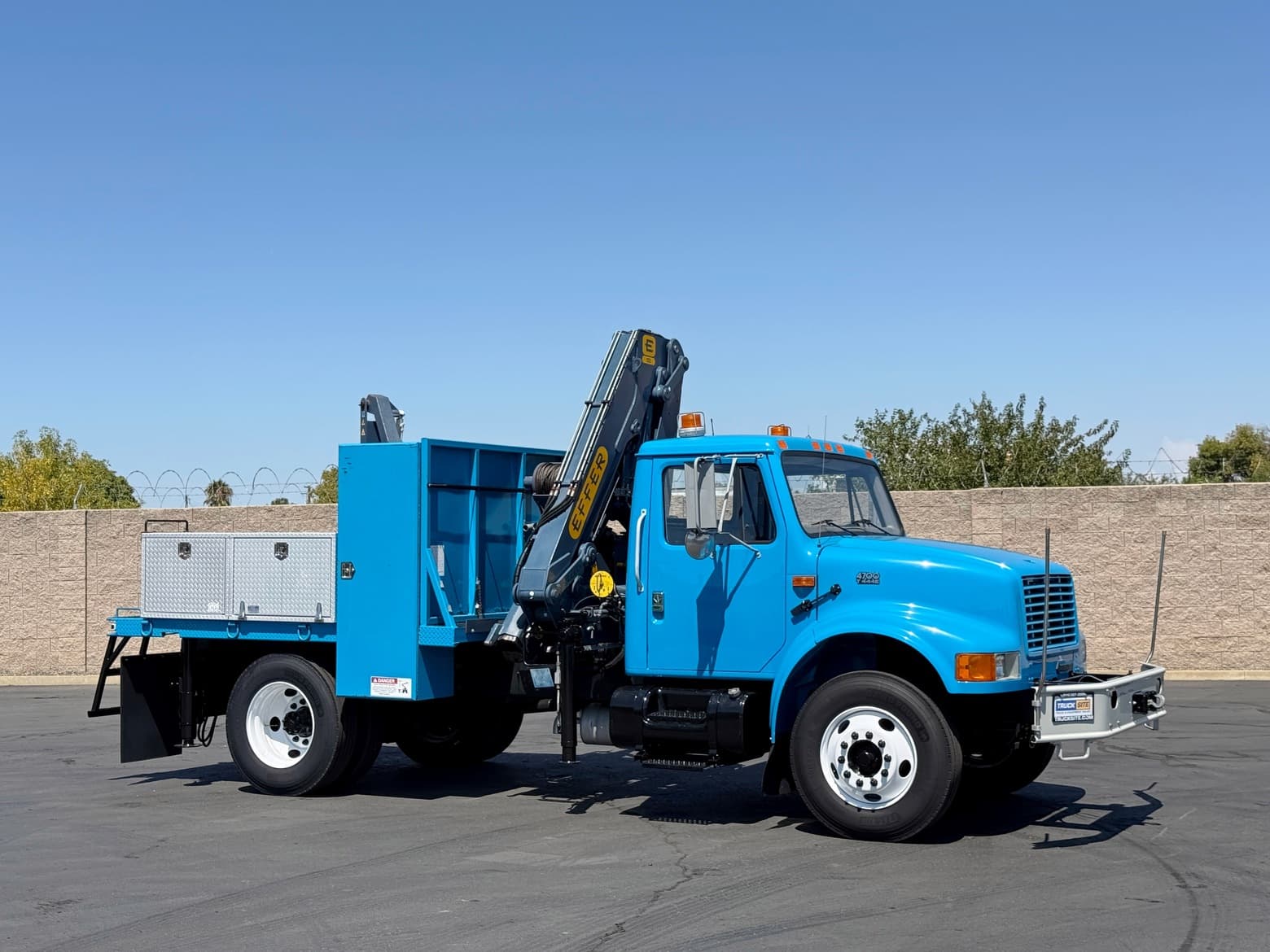 2000 International 4700 Effer E120 Crane Truck