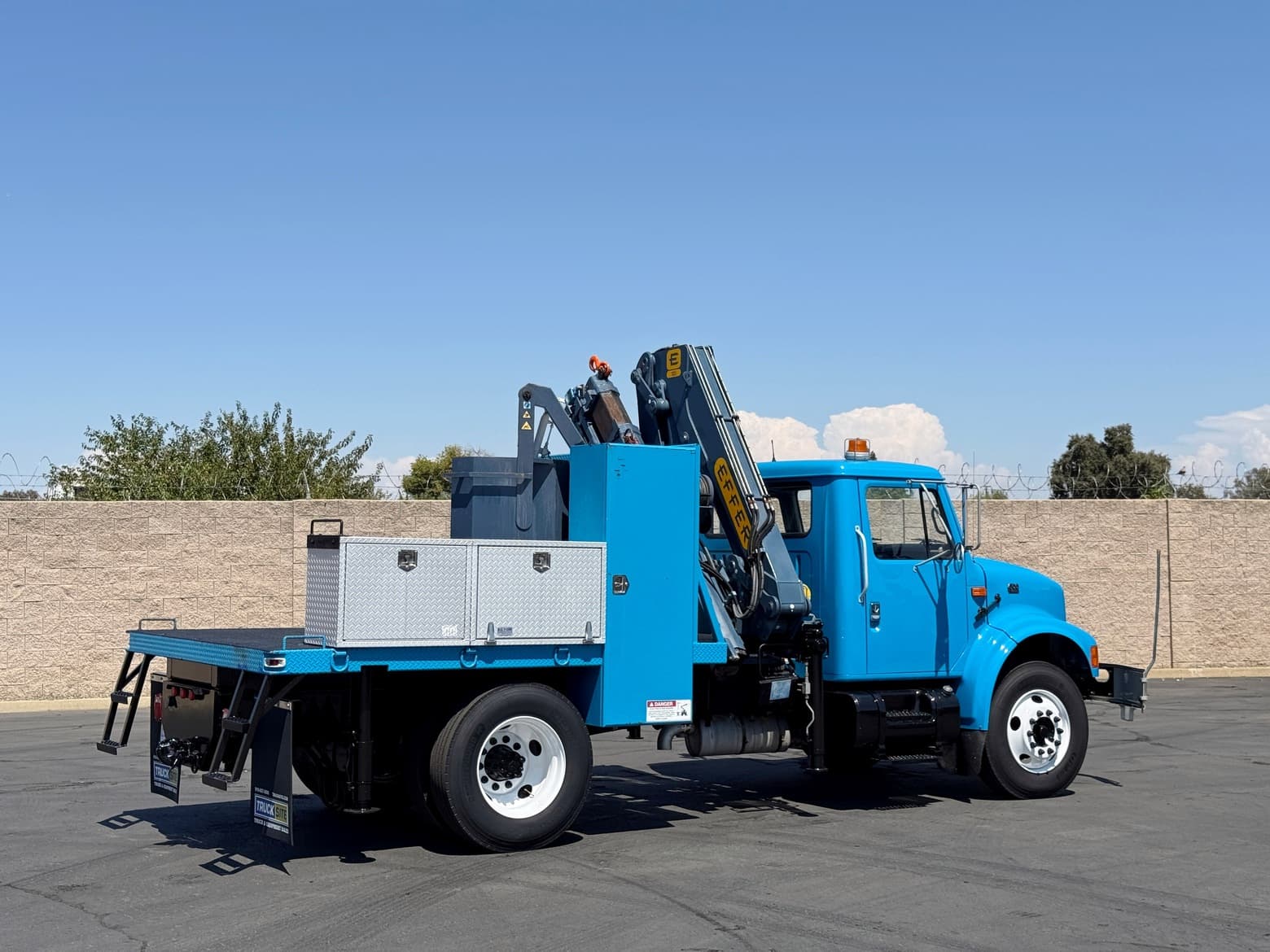2000 International 4700 Effer E120 Crane Truck