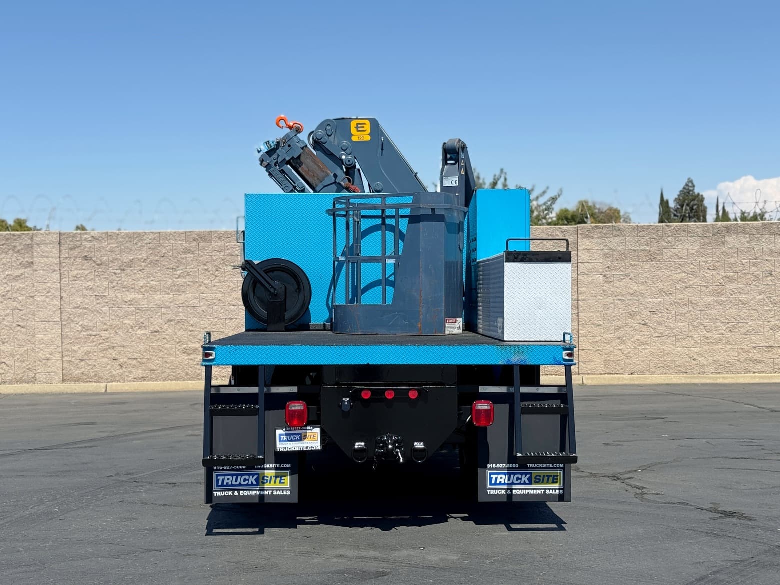 2000 International 4700 Effer E120 Crane Truck