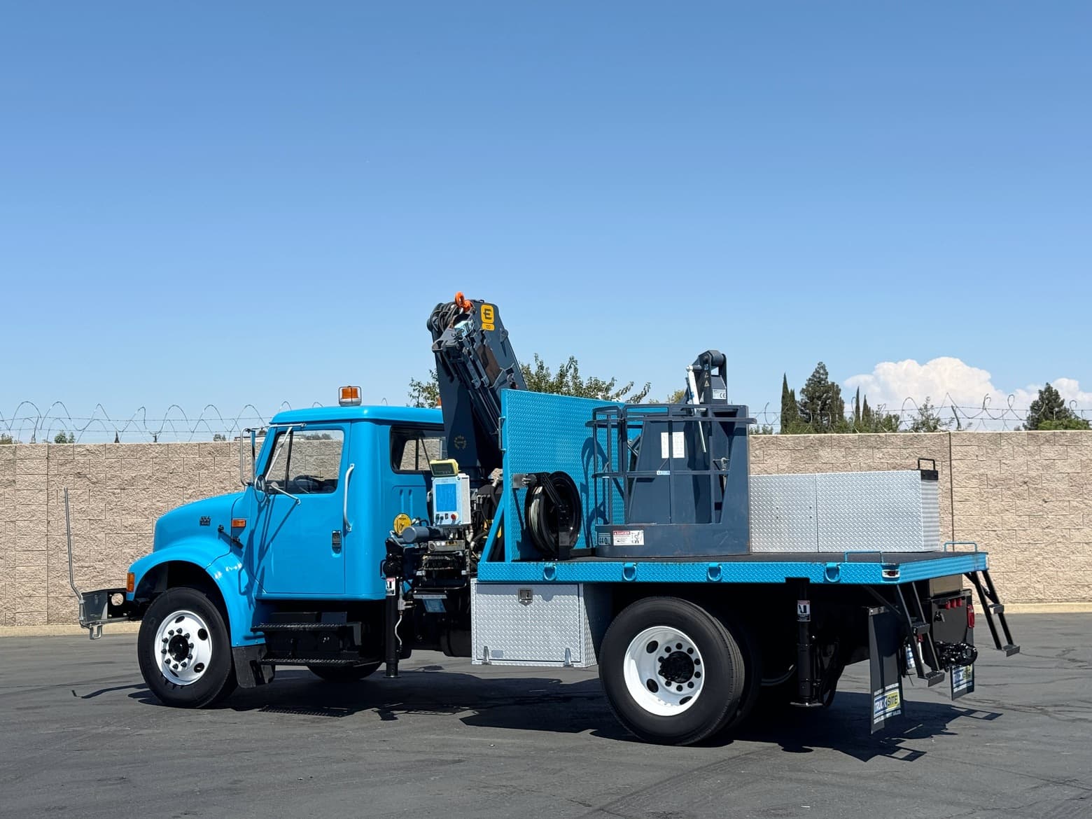 2000 International 4700 Effer E120 Crane Truck