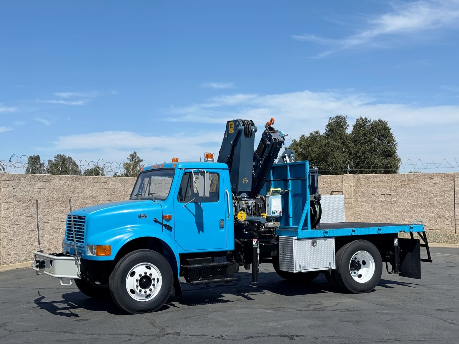 2000 International 4700 Effer E120 Crane Truck