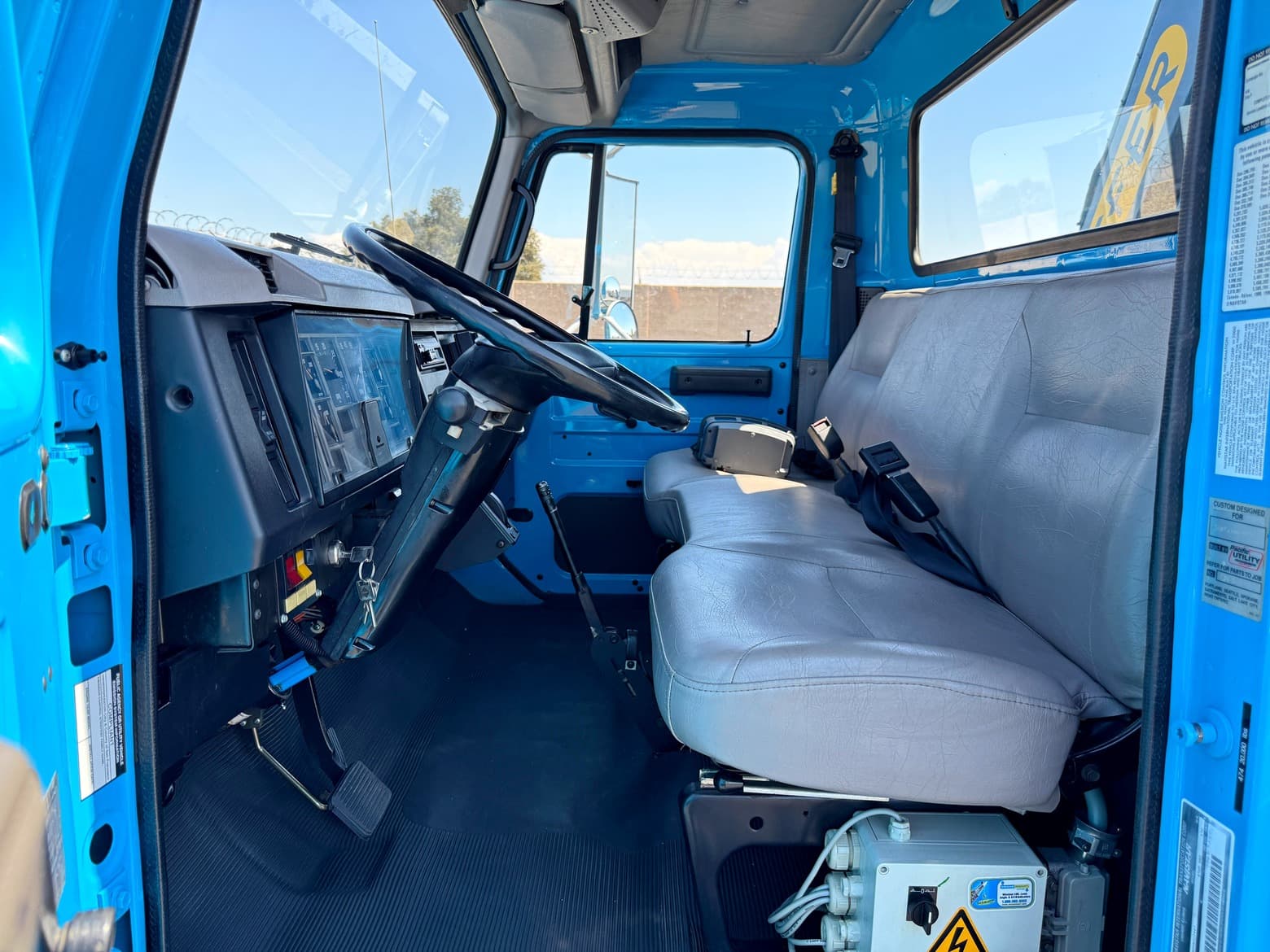 2000 International 4700 Effer E120 Crane Truck