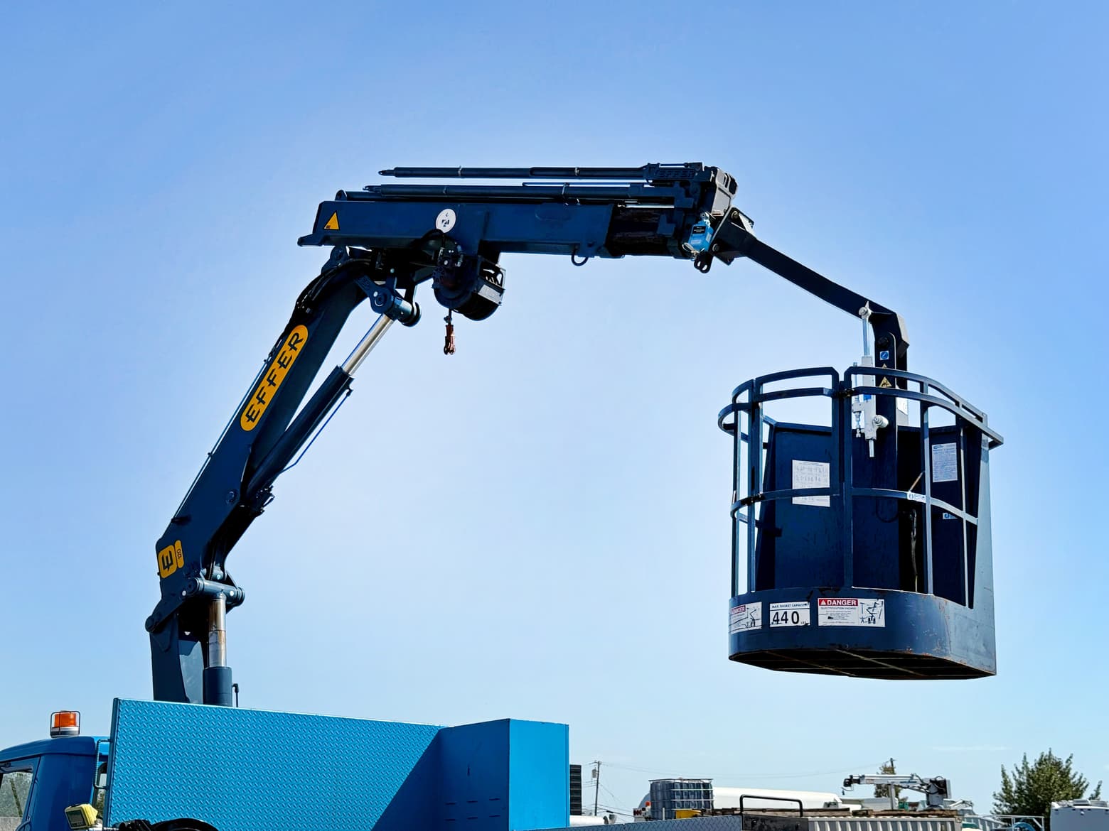 2000 International 4700 Effer E120 Crane Truck