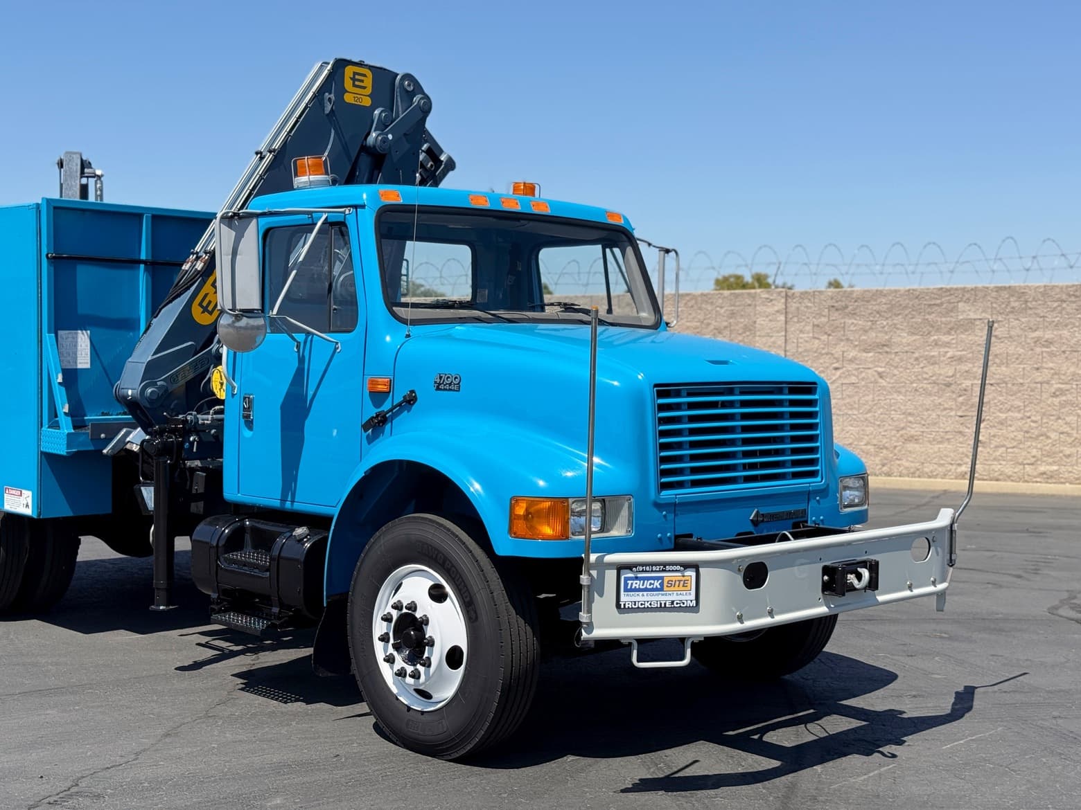 2000 International 4700 Effer E120 Crane Truck