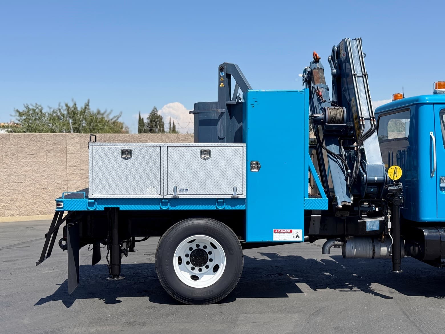 2000 International 4700 Effer E120 Crane Truck