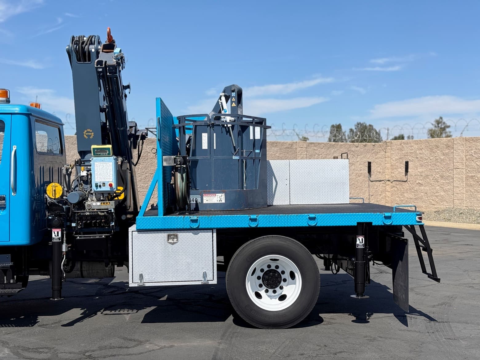 2000 International 4700 Effer E120 Crane Truck