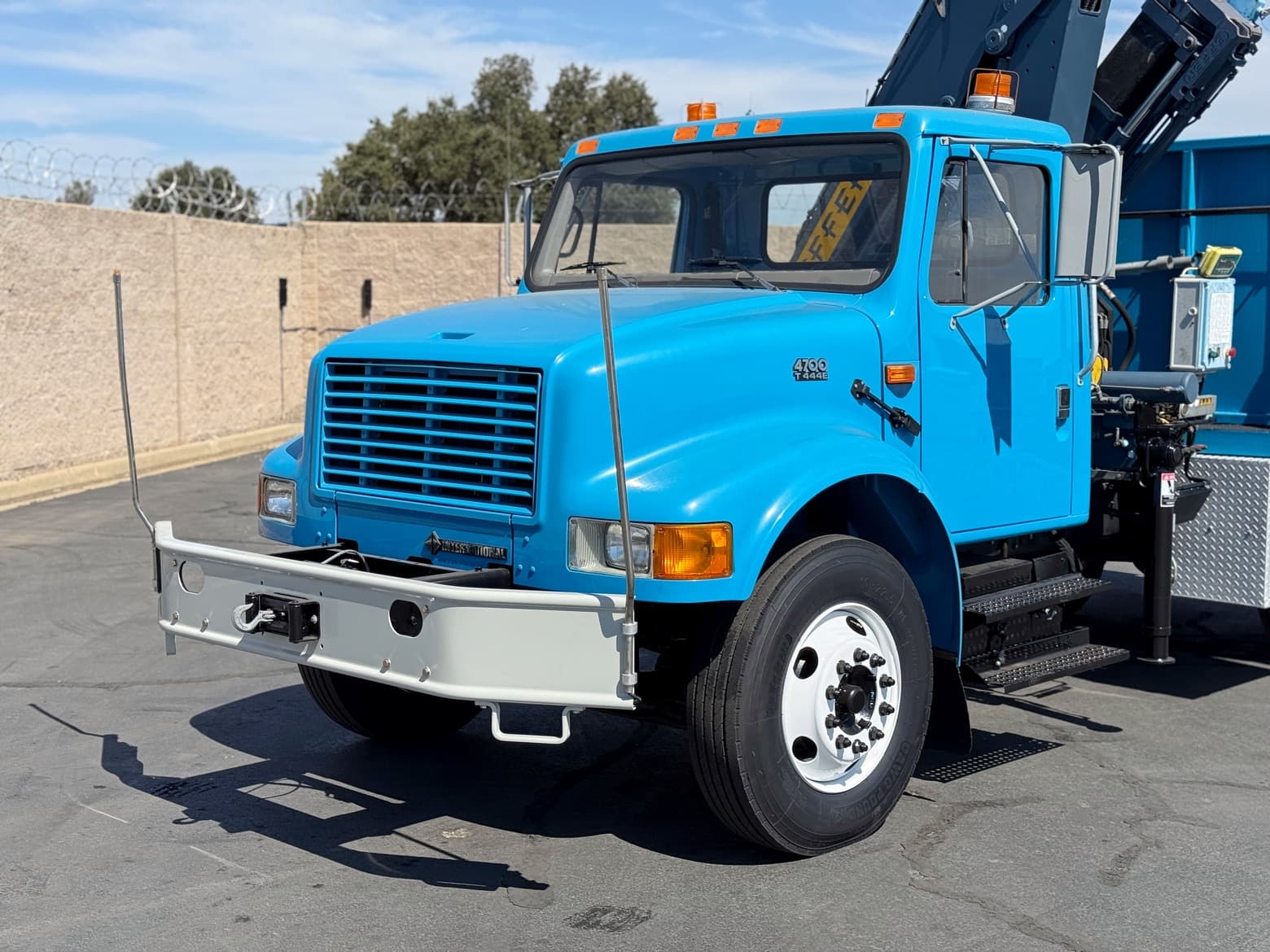 2000 International 4700 Effer E120 Crane Truck