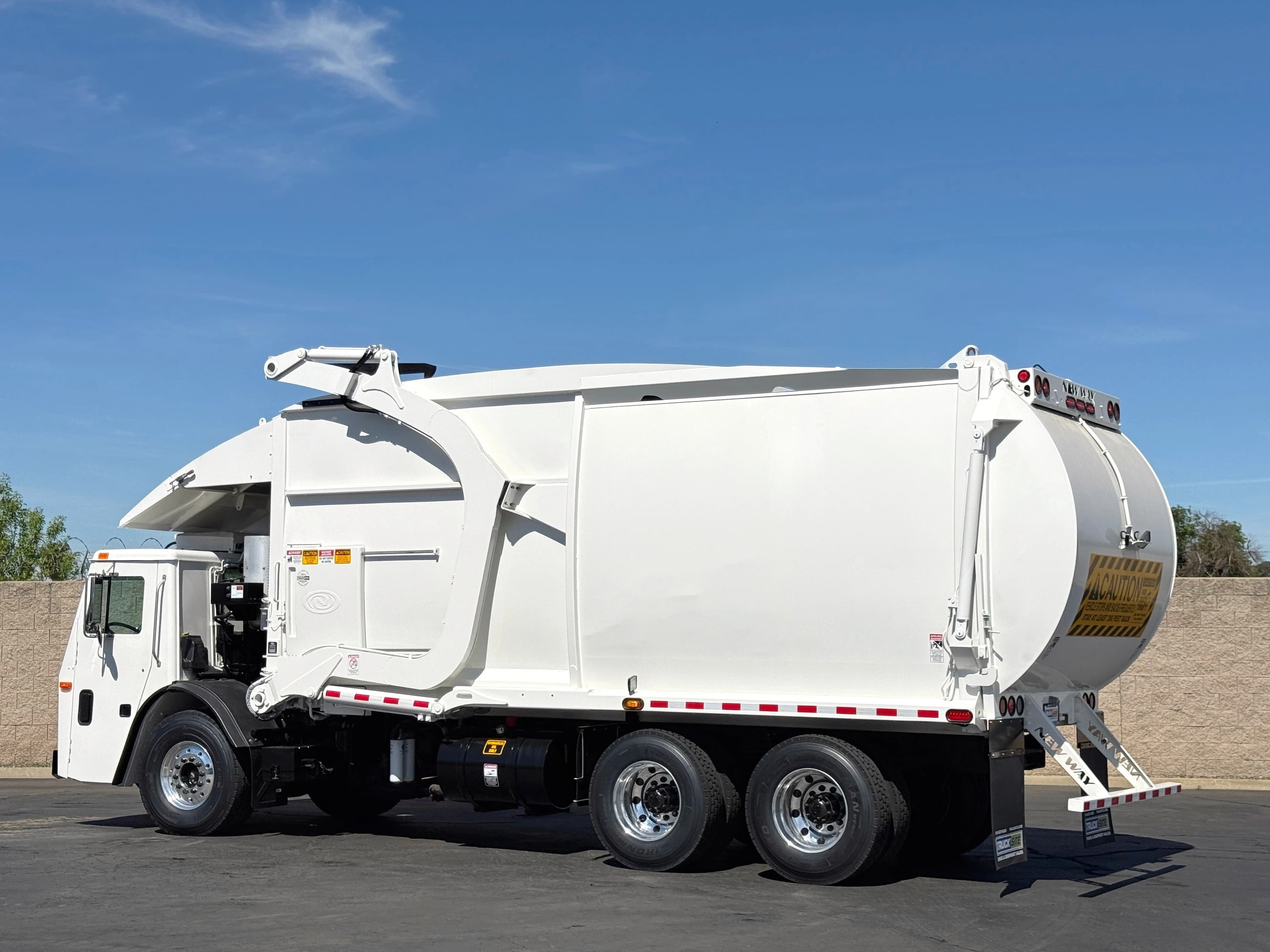 2016 Mack LEU613 New Way Mammoth 40 YD Front Loader