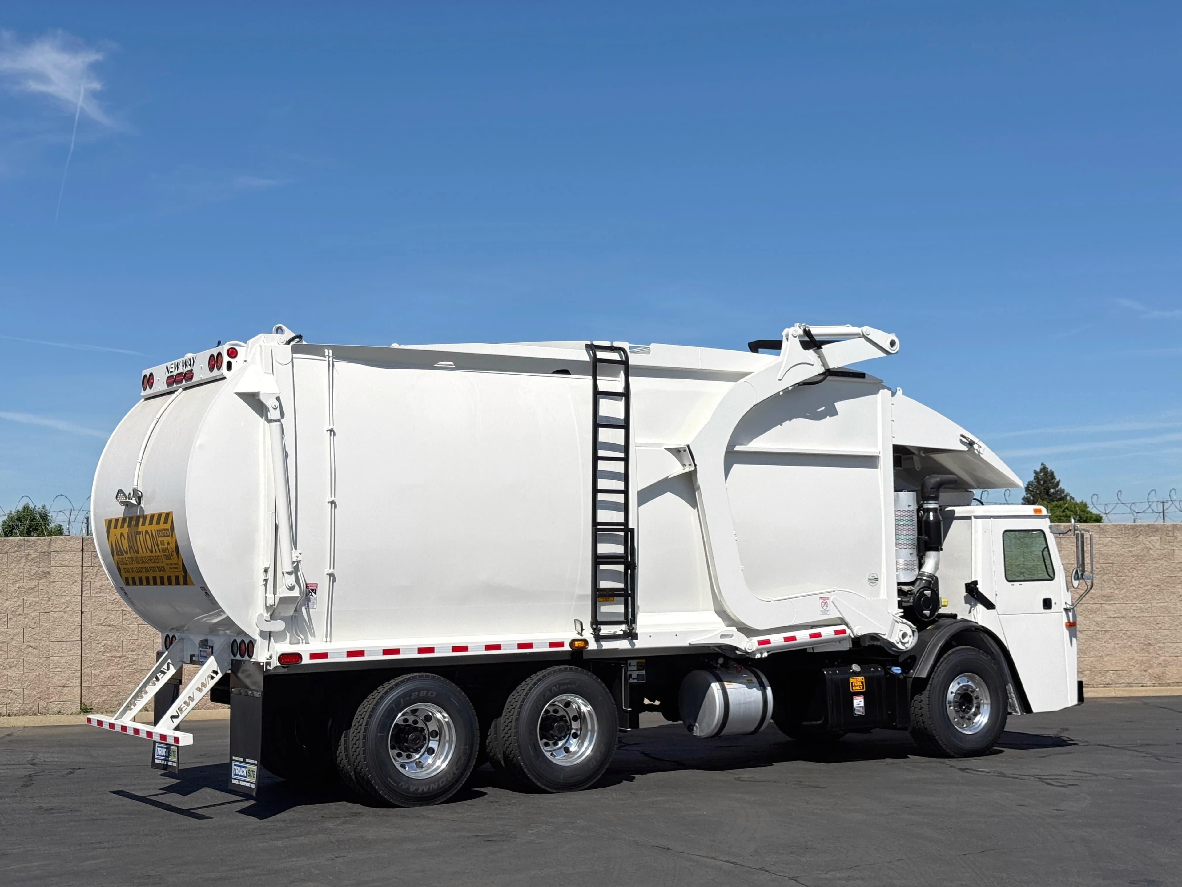 2016 Mack LEU613 New Way Mammoth 40 YD Front Loader