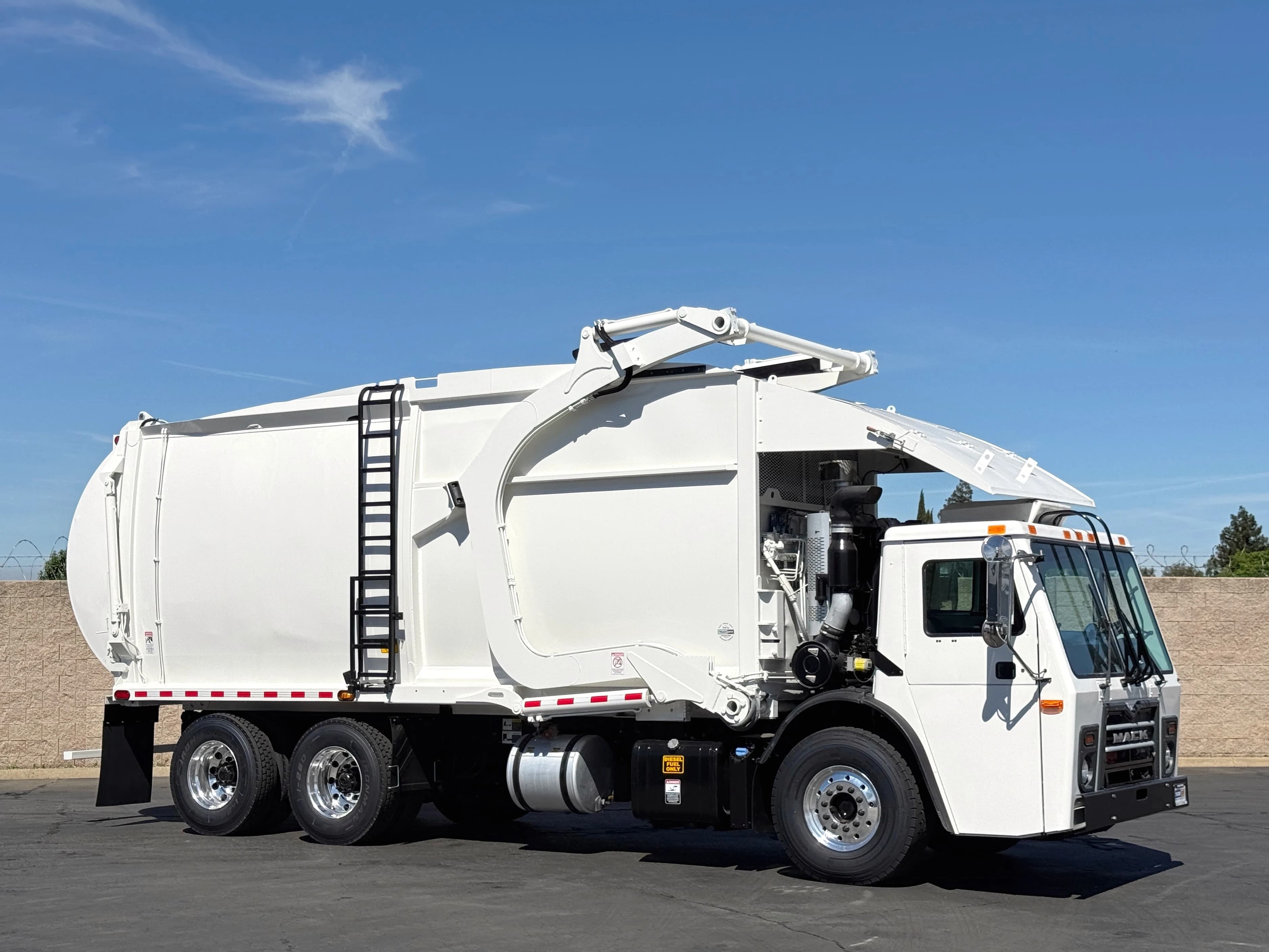 2016 Mack LEU613 New Way Mammoth 40 YD Front Loader