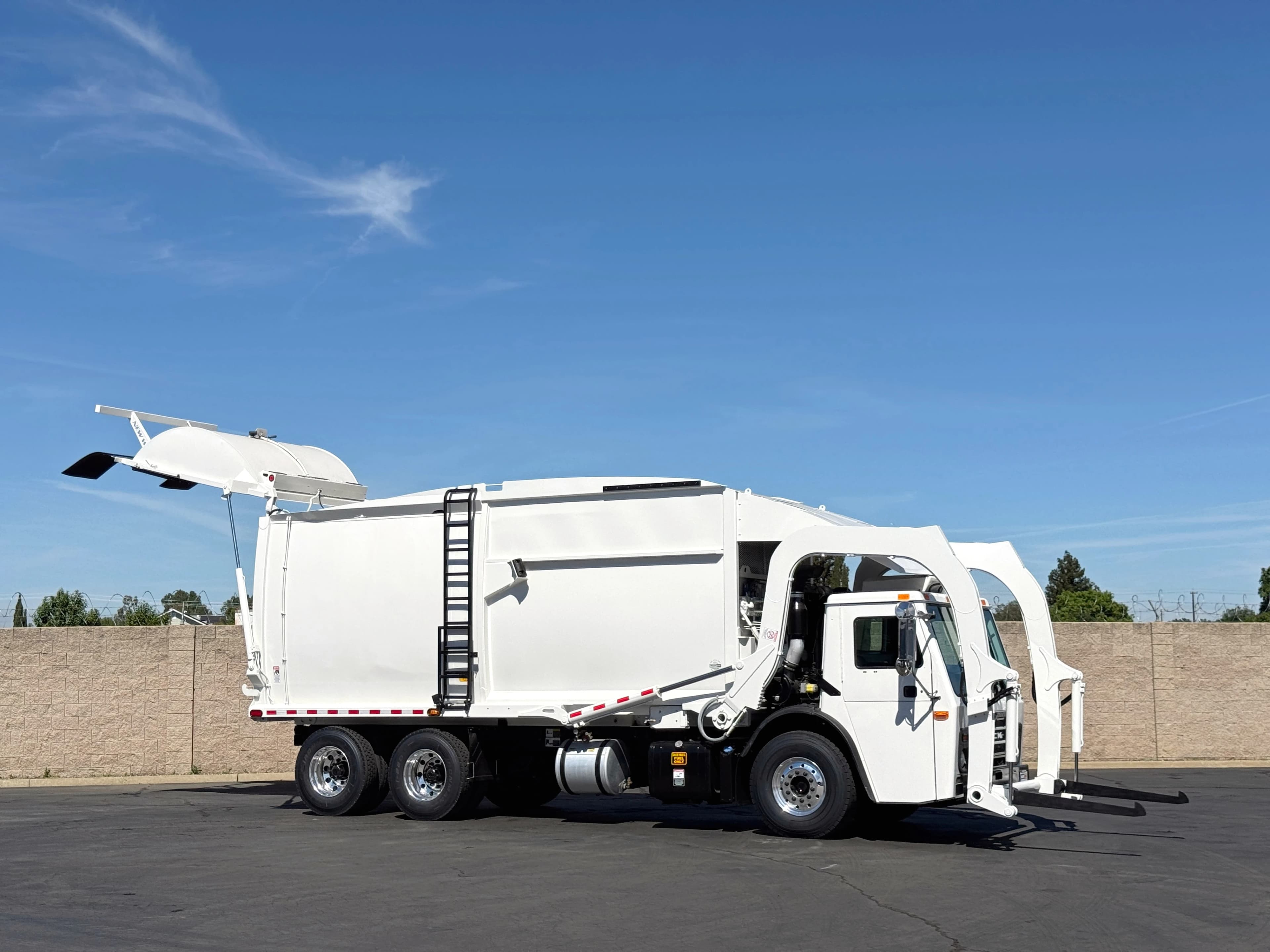 2016 Mack LEU613 New Way Mammoth 40 YD Front Loader