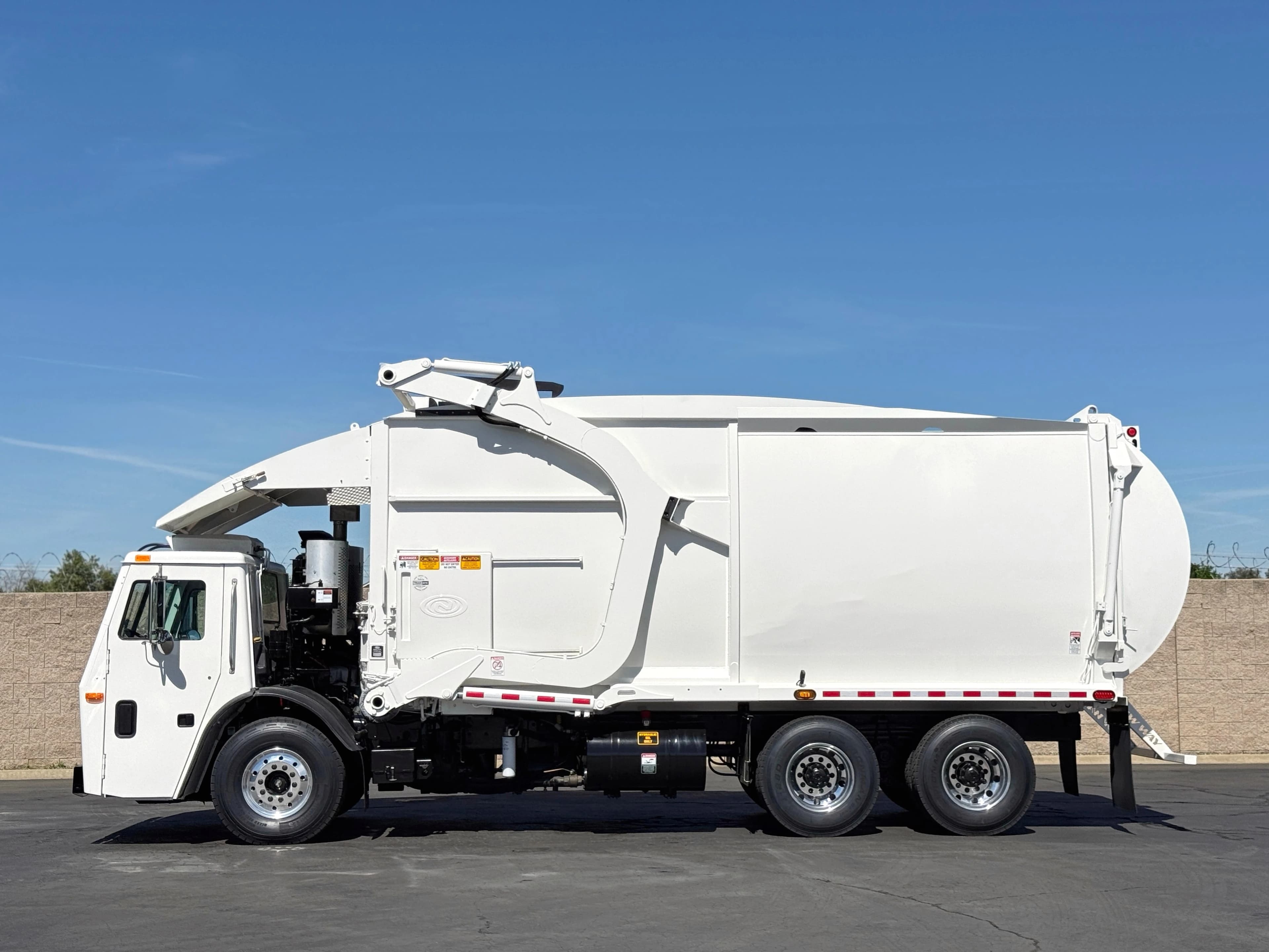 2016 Mack LEU613 New Way Mammoth 40 YD Front Loader