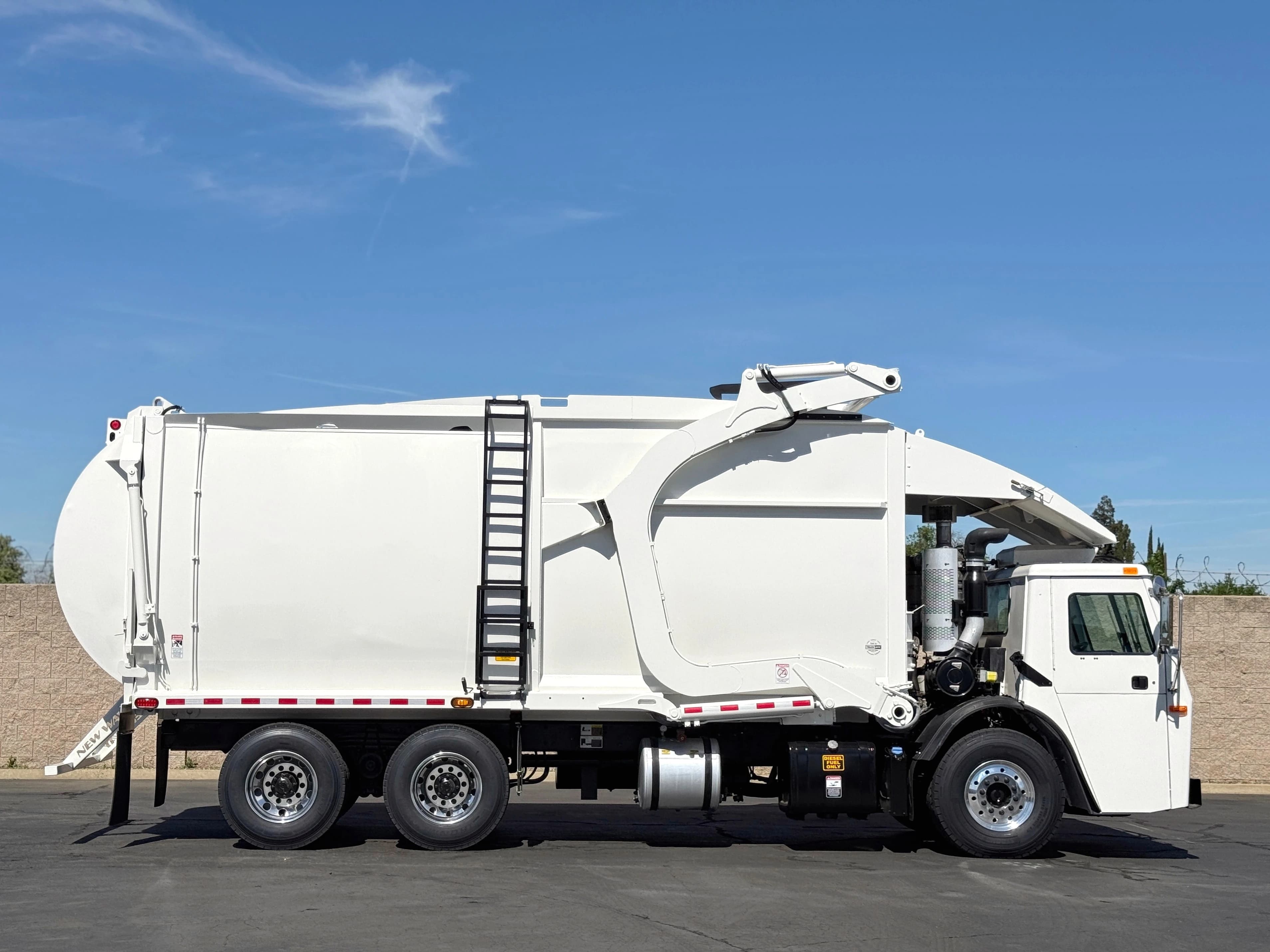 2016 Mack LEU613 New Way Mammoth 40 YD Front Loader