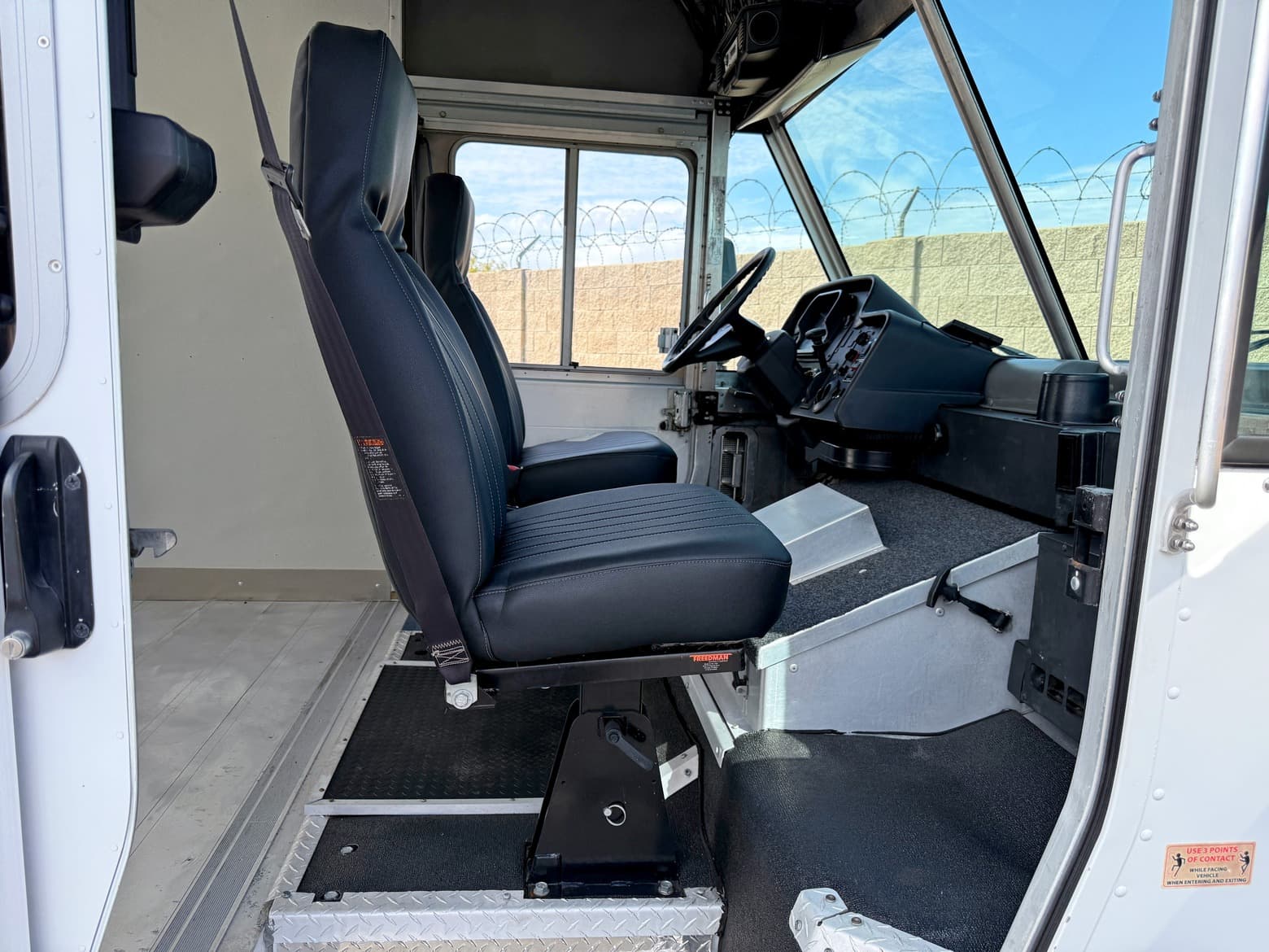 2014 Freightliner MT45 16' Step Van