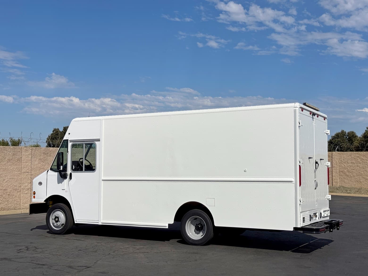 2014 Freightliner MT45 16' Step Van