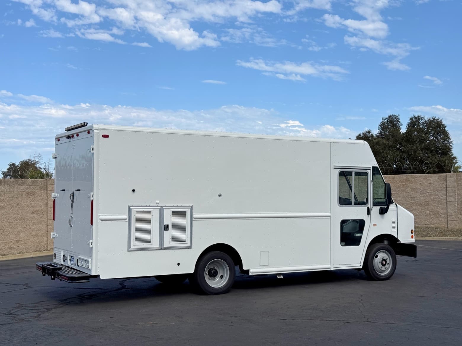2014 Freightliner MT45 16' Step Van