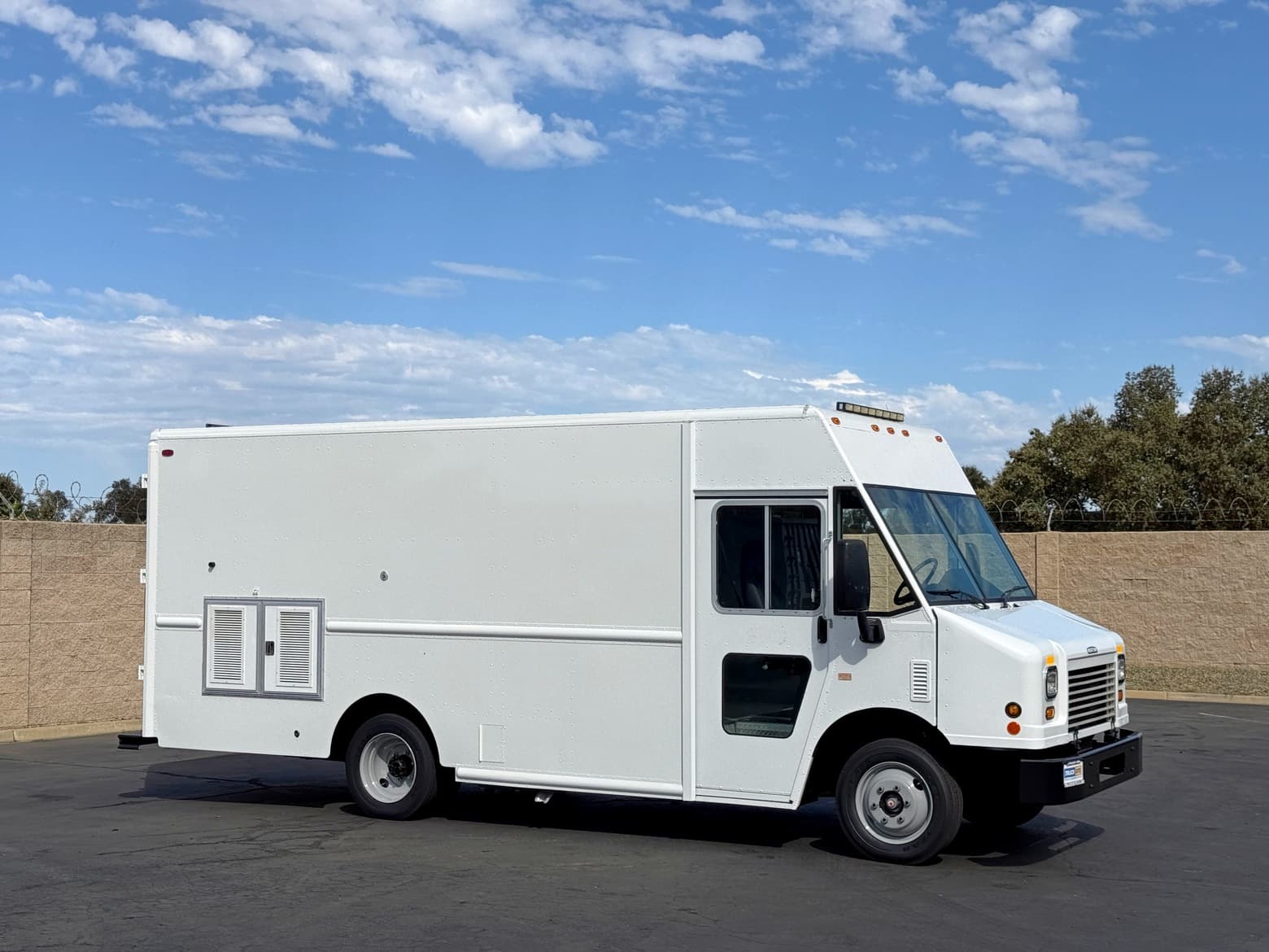 2014 Freightliner MT45 16' Step Van