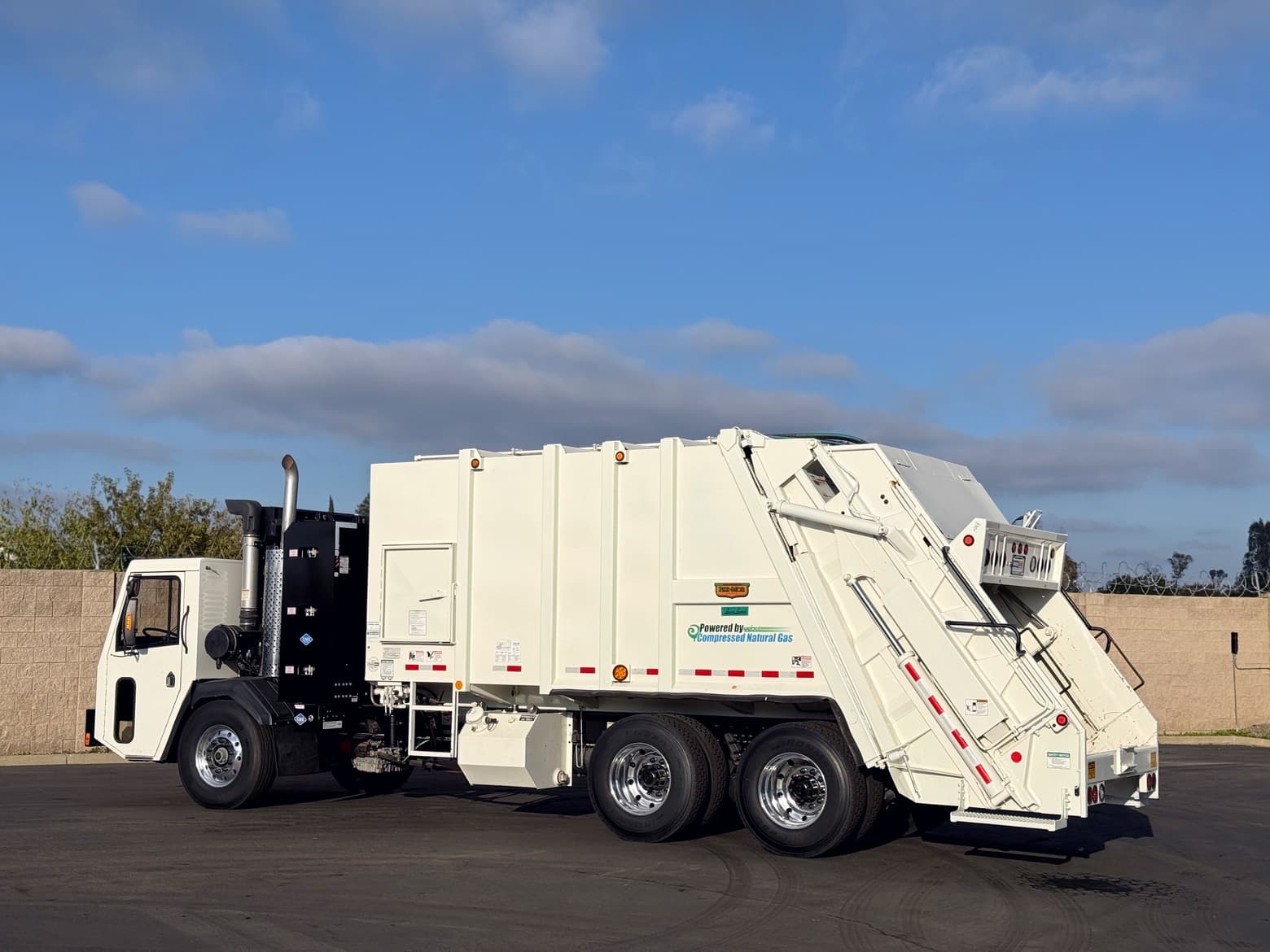 2018 CCC CNG 25 YD Pak-Mor Rear Loader Garbage Truck