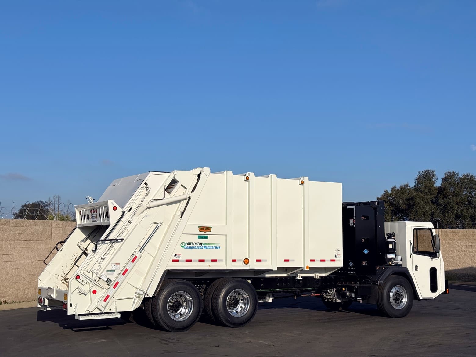 2018 CCC CNG 25 YD Pak-Mor Rear Loader Garbage Truck