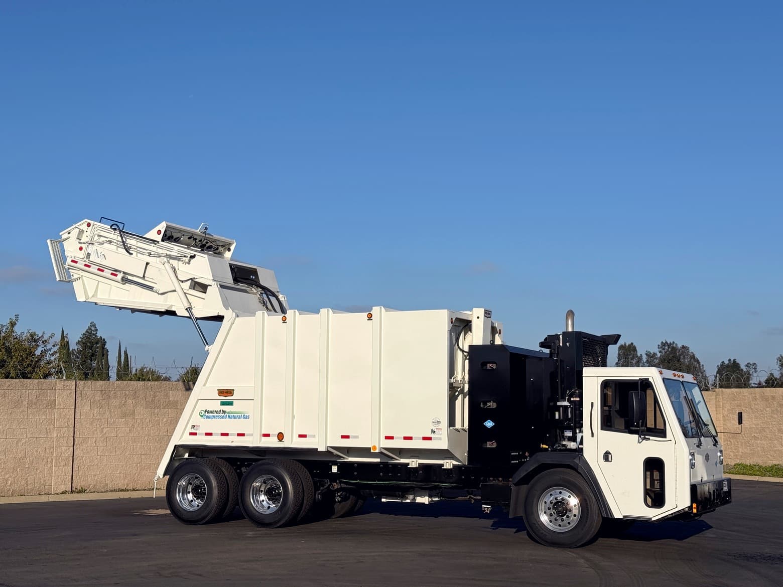 2018 CCC CNG 25 YD Pak-Mor Rear Loader Garbage Truck