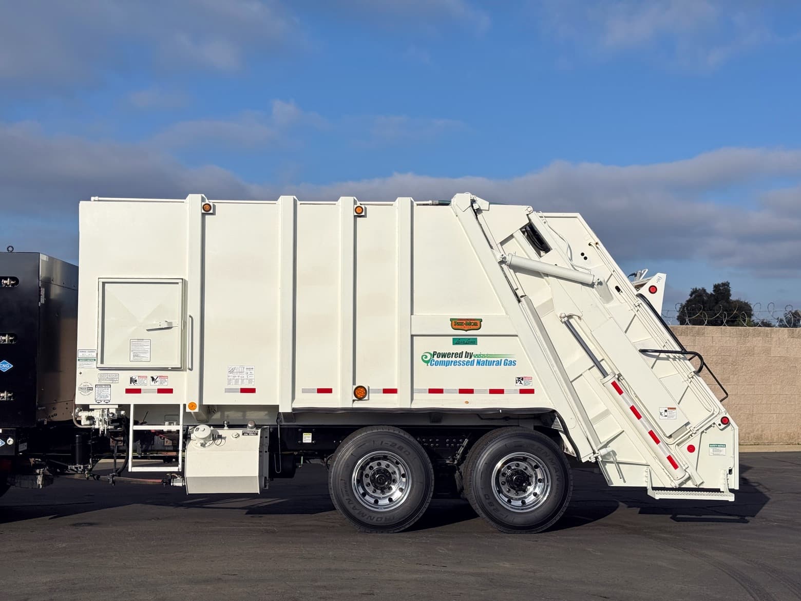 2018 CCC CNG 25 YD Pak-Mor Rear Loader Garbage Truck