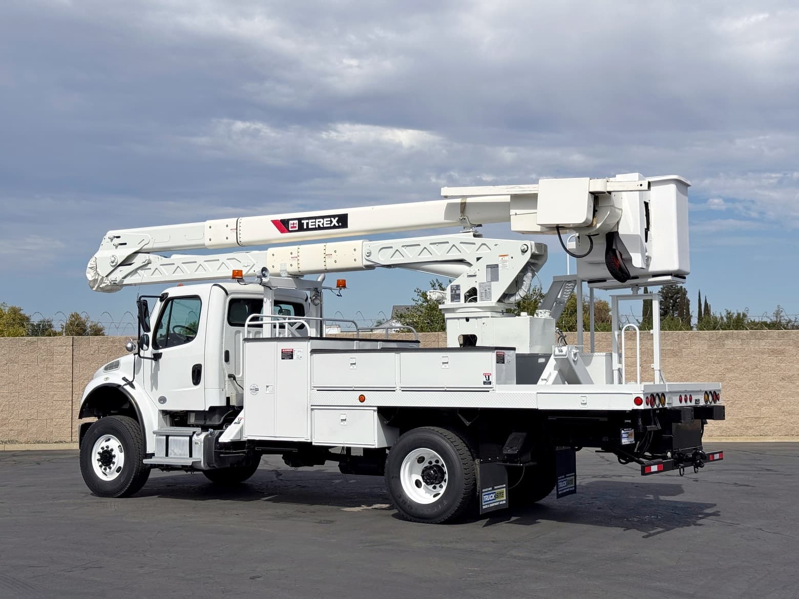2016 Freightliner 4x4 Terex Hi-Ranger HRX55 Overcenter Bucket Truck
