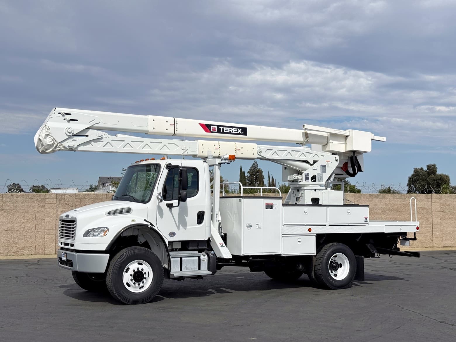 2016 Freightliner 4x4 Terex Hi-Ranger HRX55 Overcenter Bucket Truck