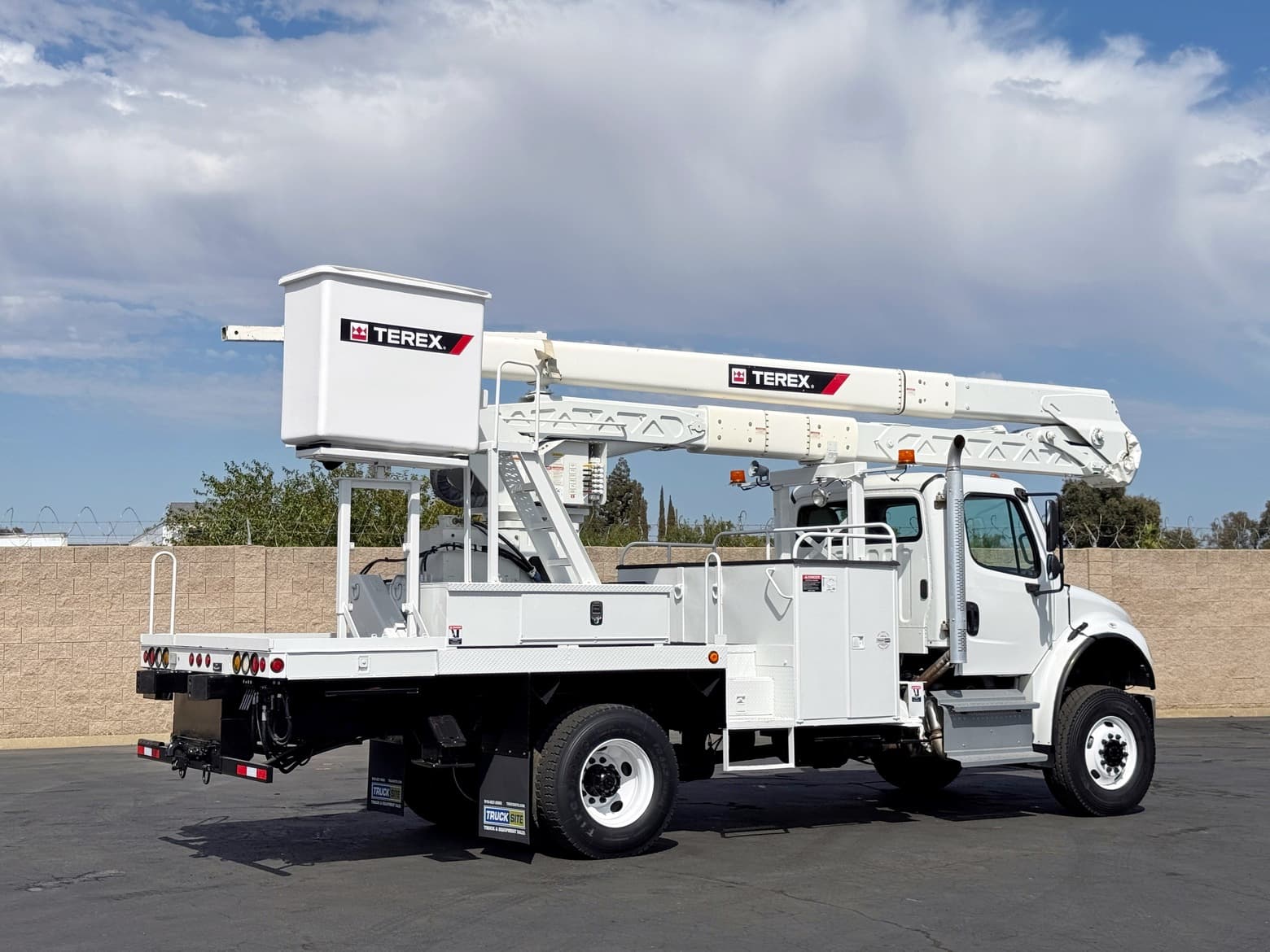 2016 Freightliner 4x4 Terex Hi-Ranger HRX55 Overcenter Bucket Truck