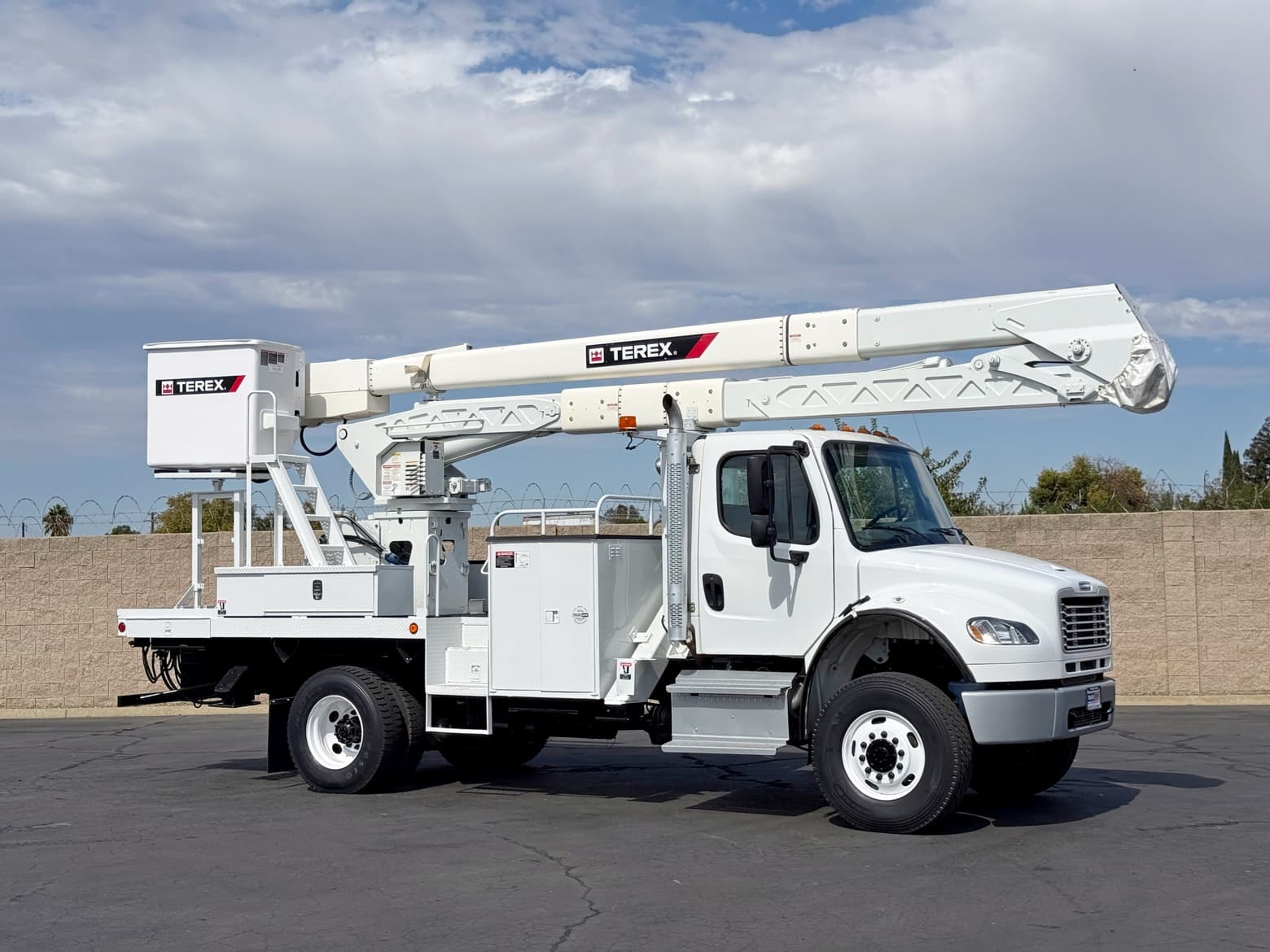2016 Freightliner 4x4 Terex Hi-Ranger HRX55 Overcenter Bucket Truck