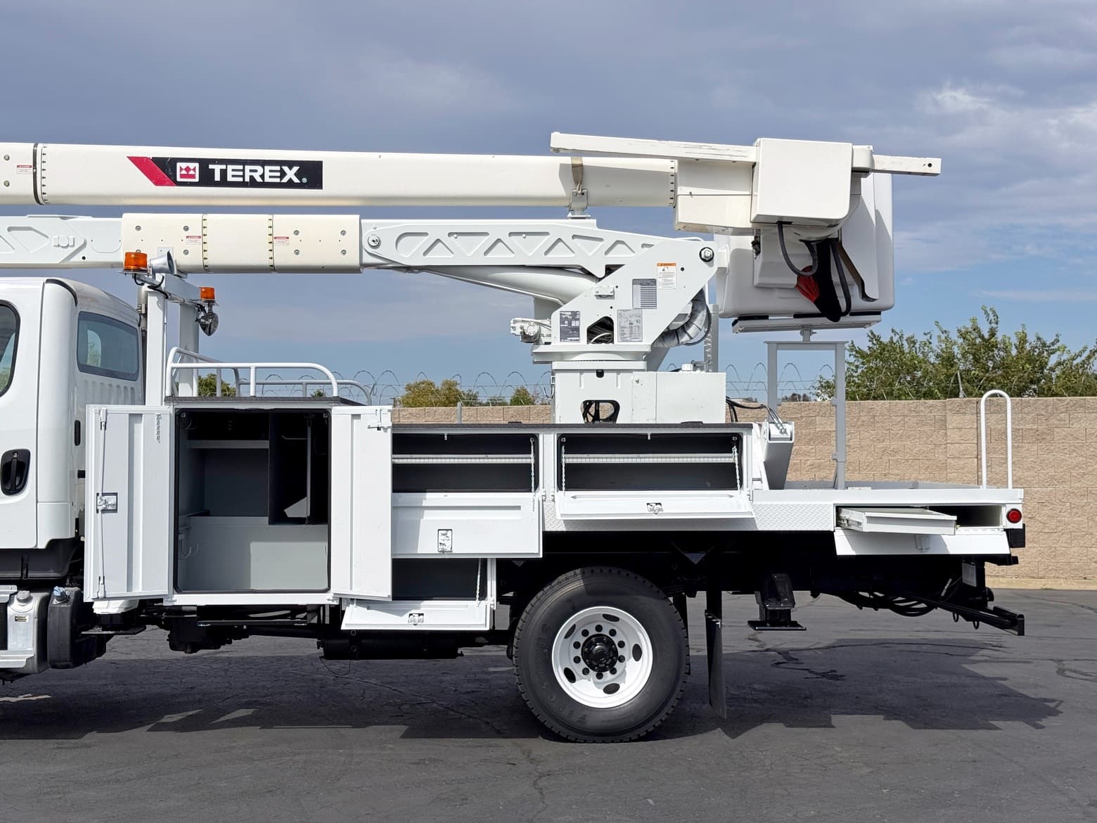 2016 Freightliner 4x4 Terex Hi-Ranger HRX55 Overcenter Bucket Truck