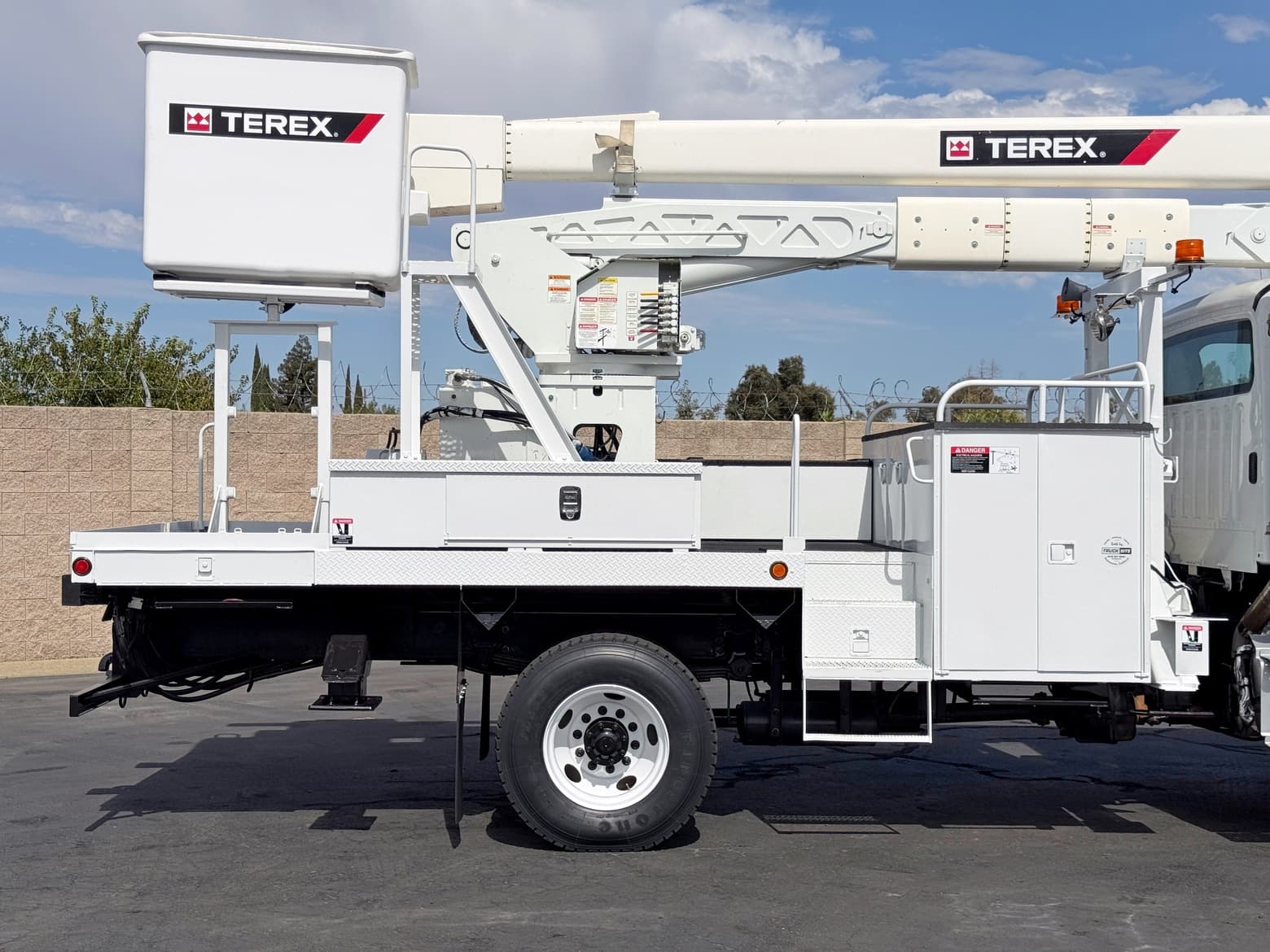 2016 Freightliner 4x4 Terex Hi-Ranger HRX55 Overcenter Bucket Truck