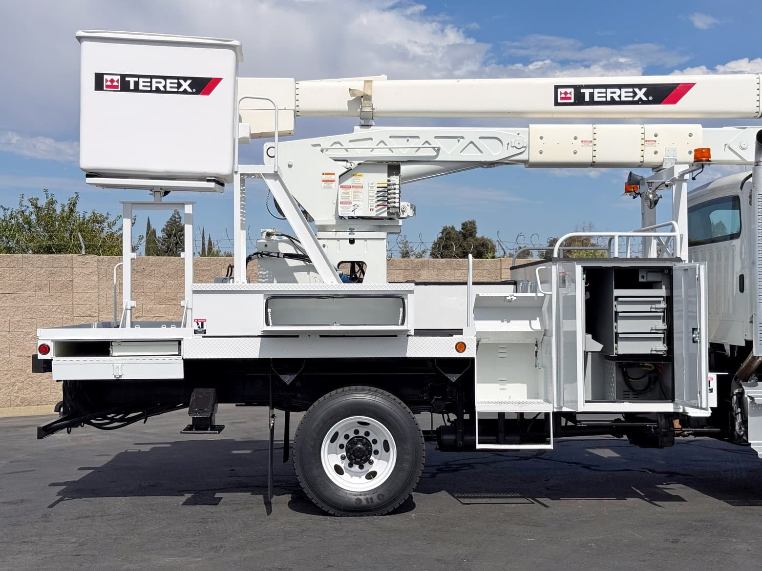 2016 Freightliner 4x4 Terex Hi-Ranger HRX55 Overcenter Bucket Truck