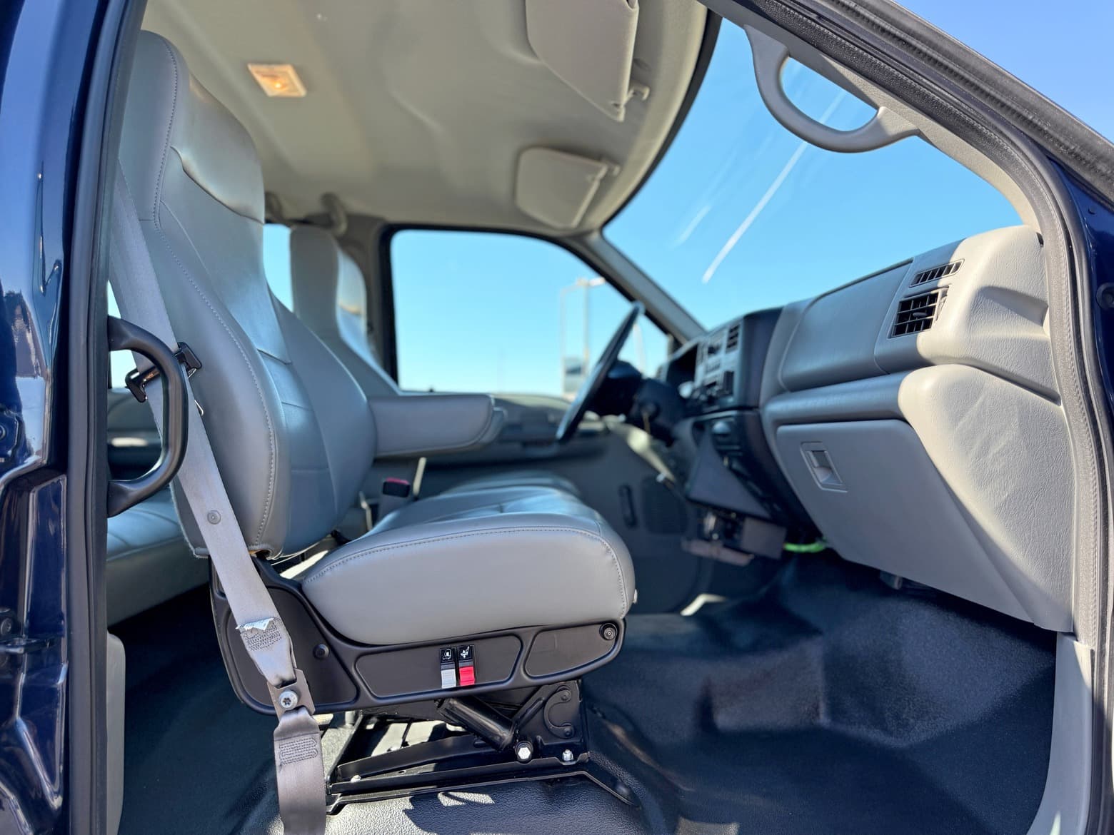 2007 Ford F750 Super Duty 4x4 Crew Cab Single Axle Cab & Chassis