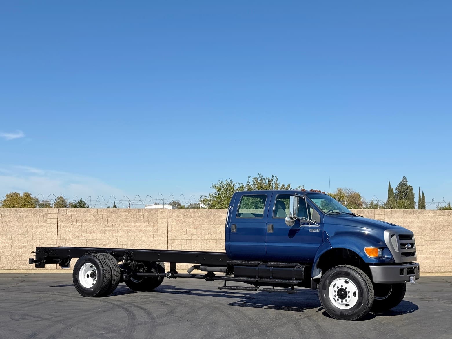 2007 Ford F750 Super Duty 4x4 Crew Cab Single Axle Cab & Chassis