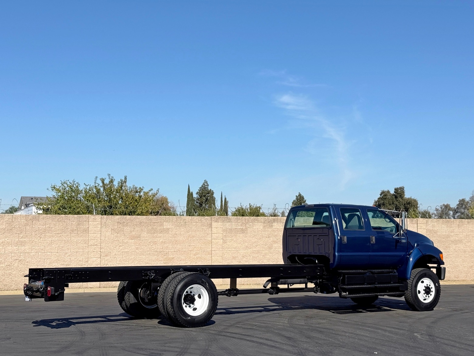 2007 Ford F750 Super Duty 4x4 Crew Cab Single Axle Cab & Chassis
