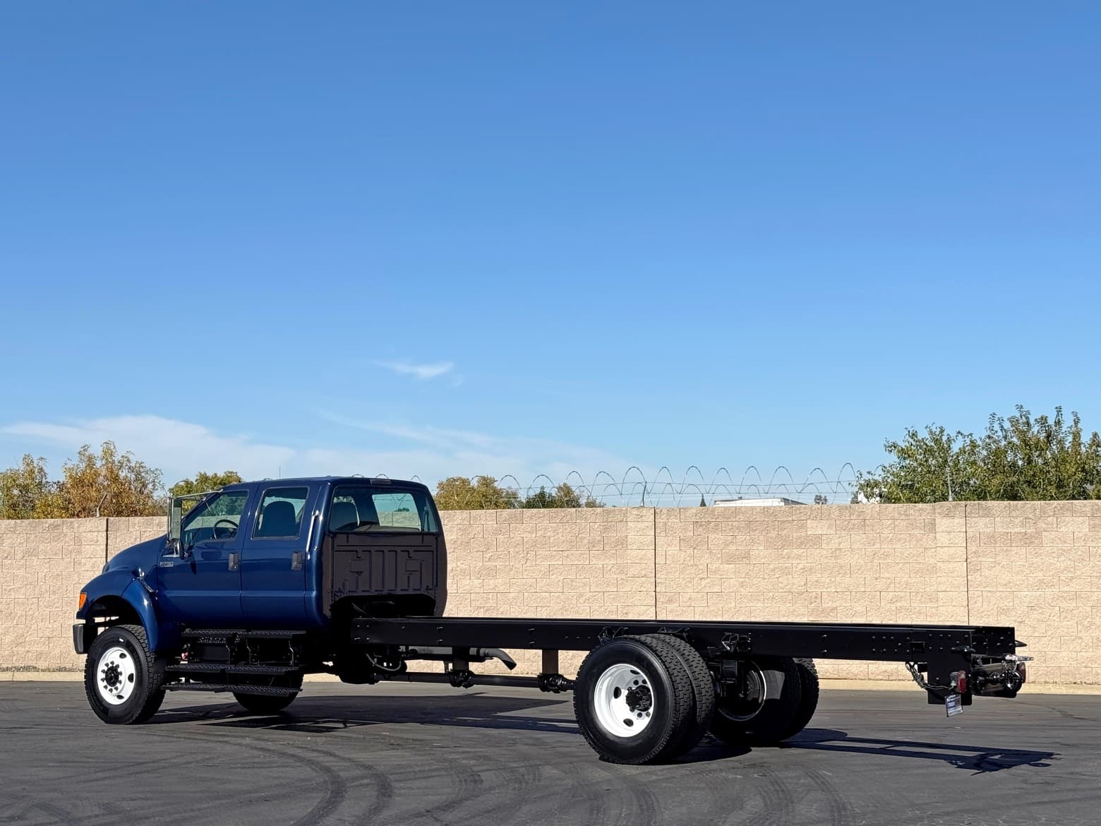 2007 Ford F750 Super Duty 4x4 Crew Cab Single Axle Cab & Chassis
