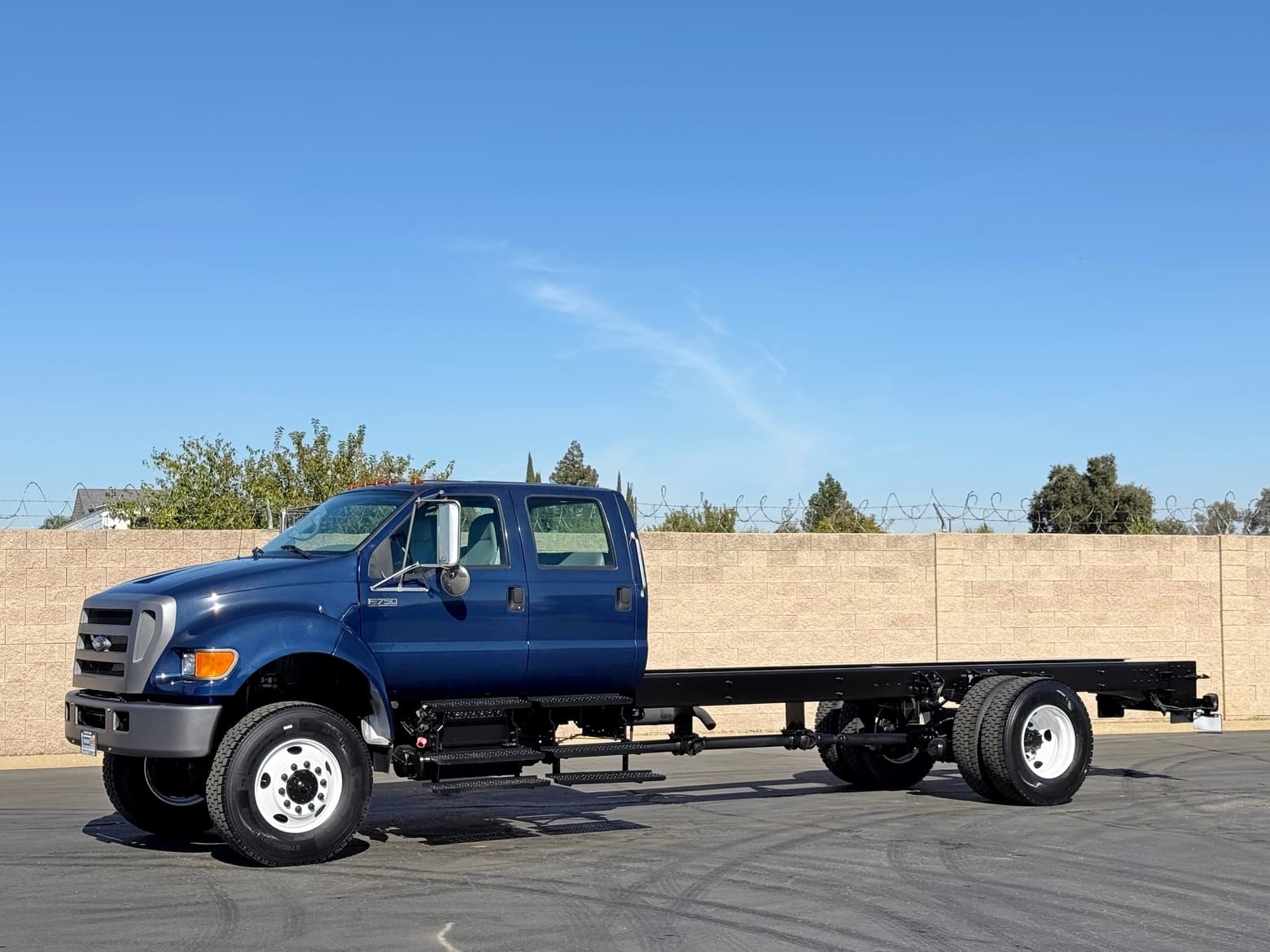 2007 Ford F750 Super Duty 4x4 Crew Cab Single Axle Cab & Chassis