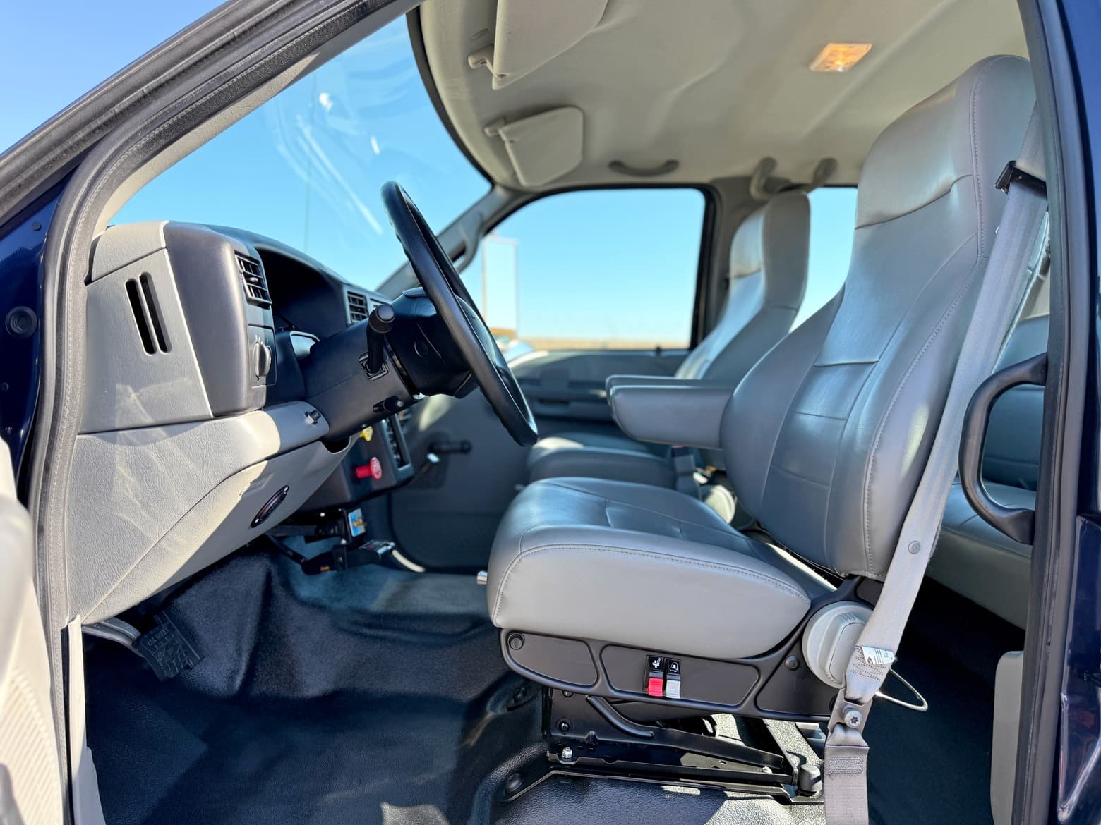 2007 Ford F750 Super Duty 4x4 Crew Cab Single Axle Cab & Chassis