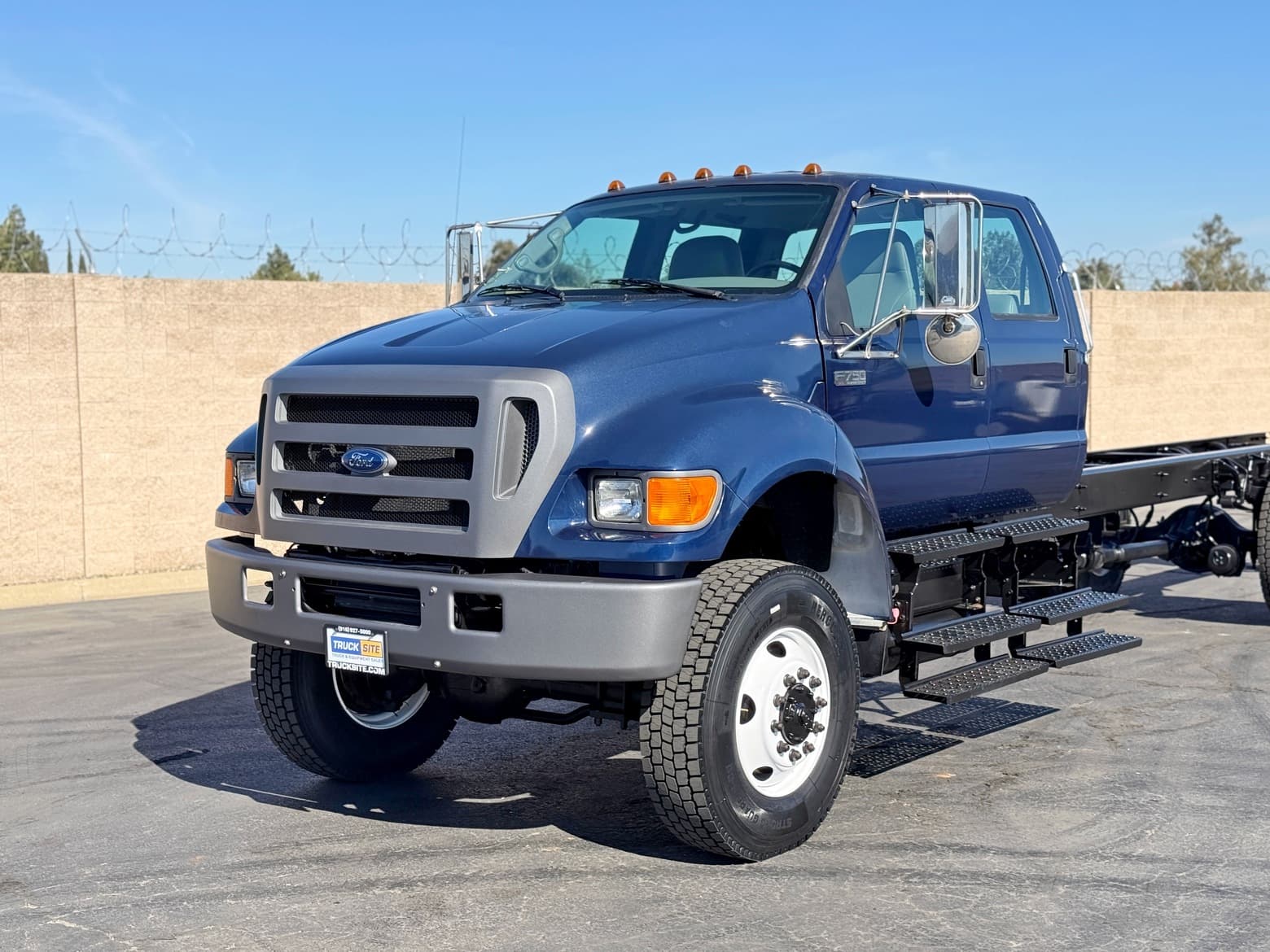2007 Ford F750 Super Duty 4x4 Crew Cab Single Axle Cab & Chassis