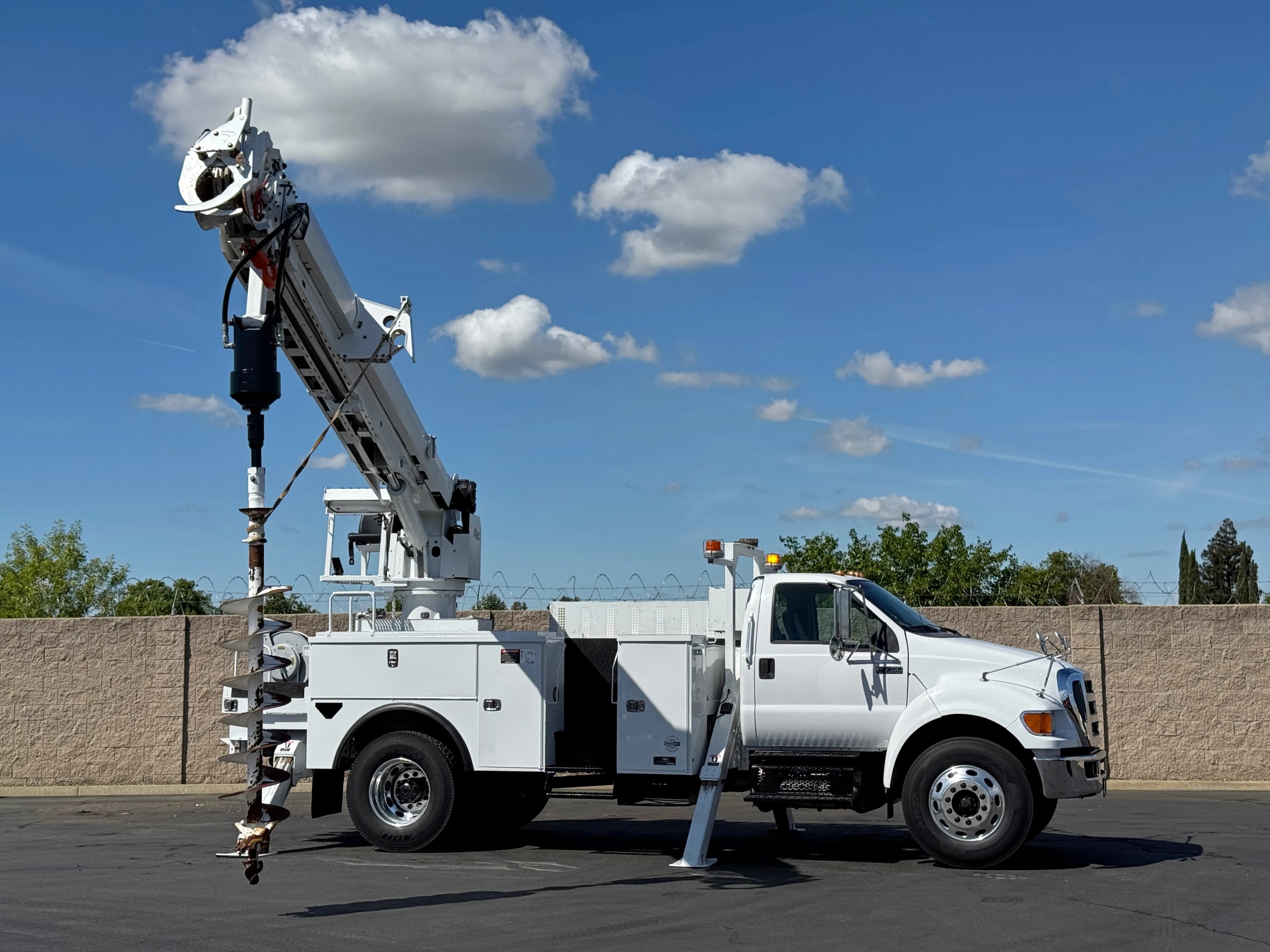 2012 Ford F750 Altec DM47B-TR Digger Derrick