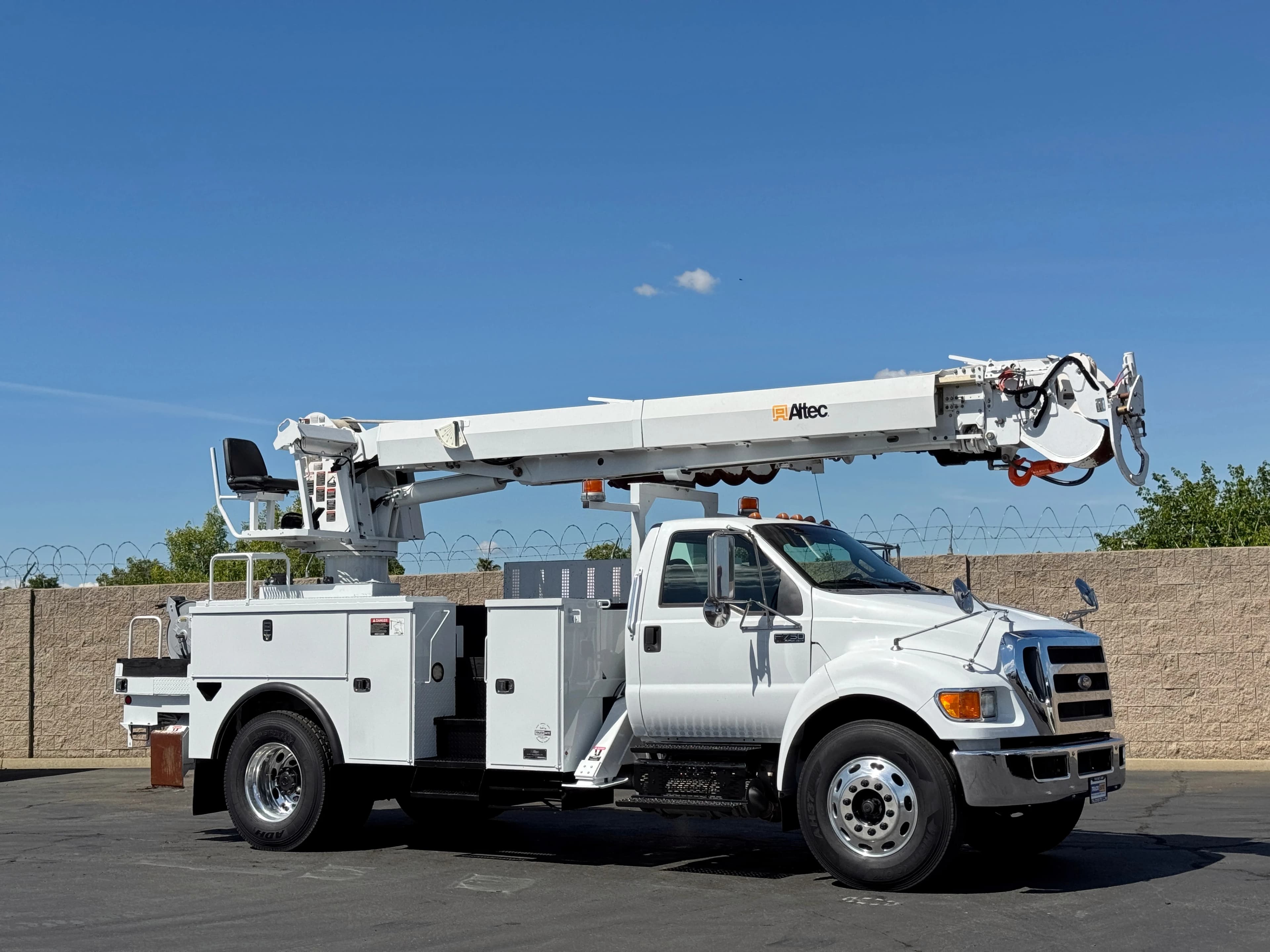 2012 Ford F750 Altec DM47B-TR Digger Derrick