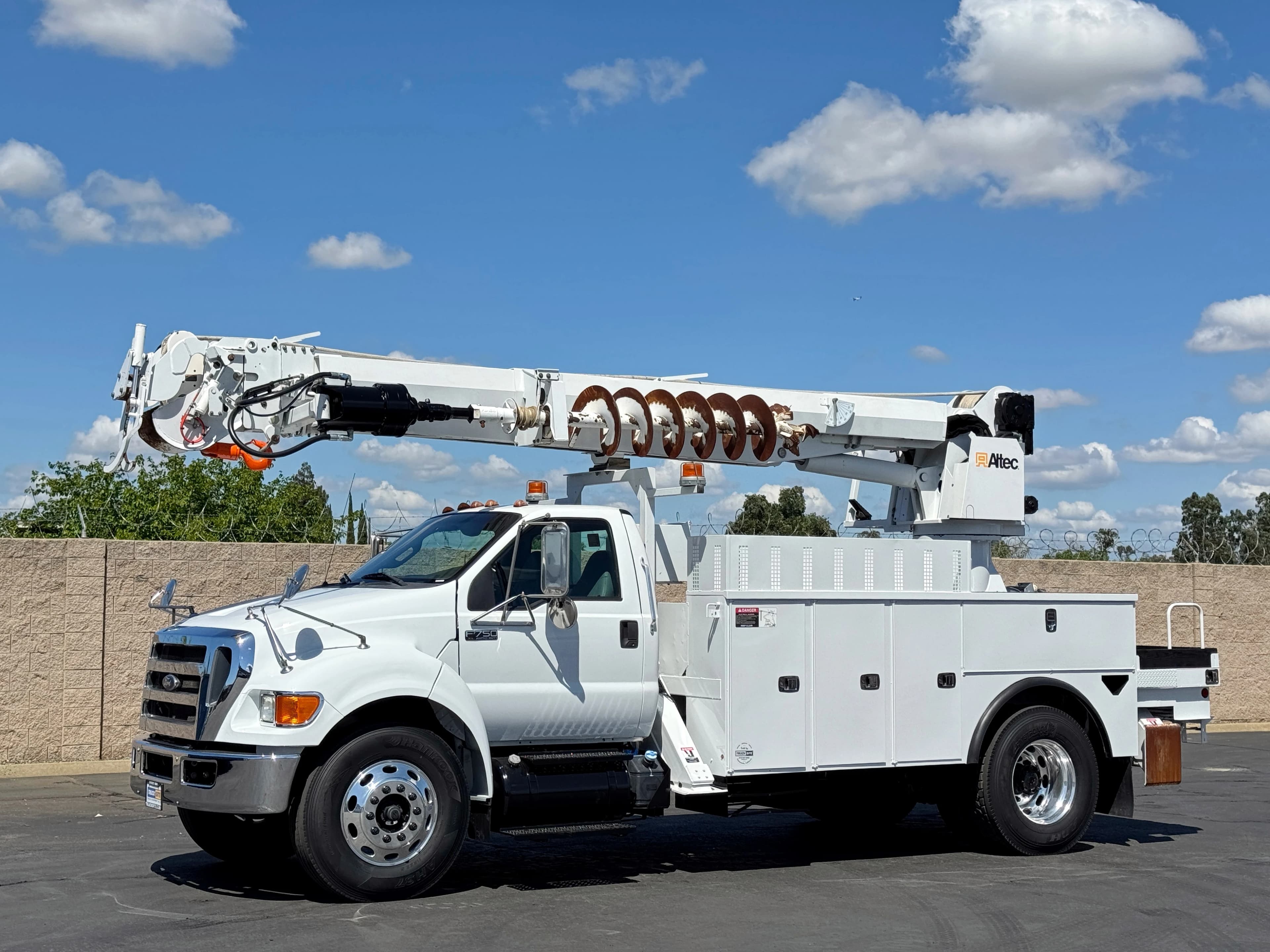 2012 Ford F750 Altec DM47B-TR Digger Derrick