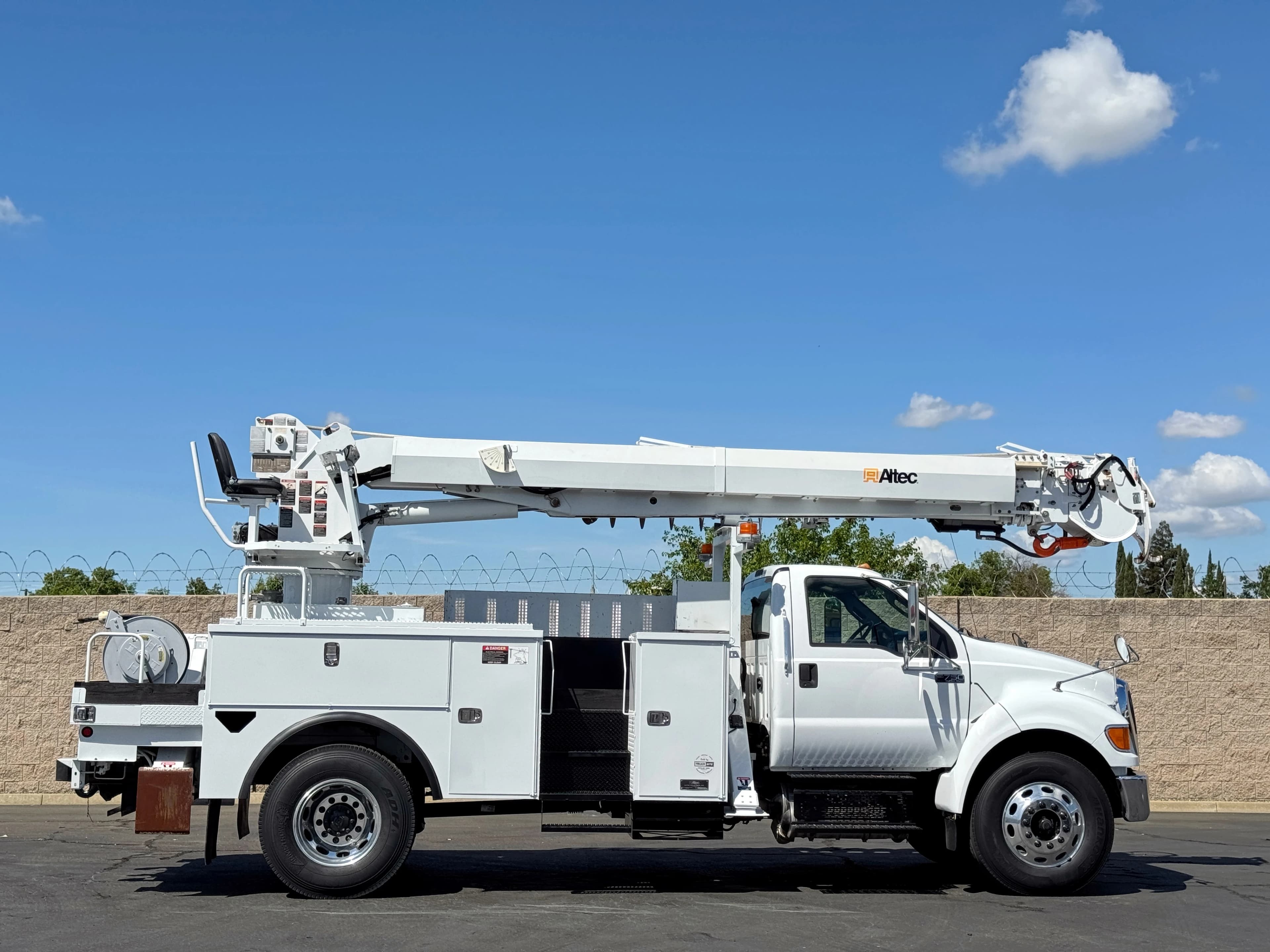 2012 Ford F750 Altec DM47B-TR Digger Derrick