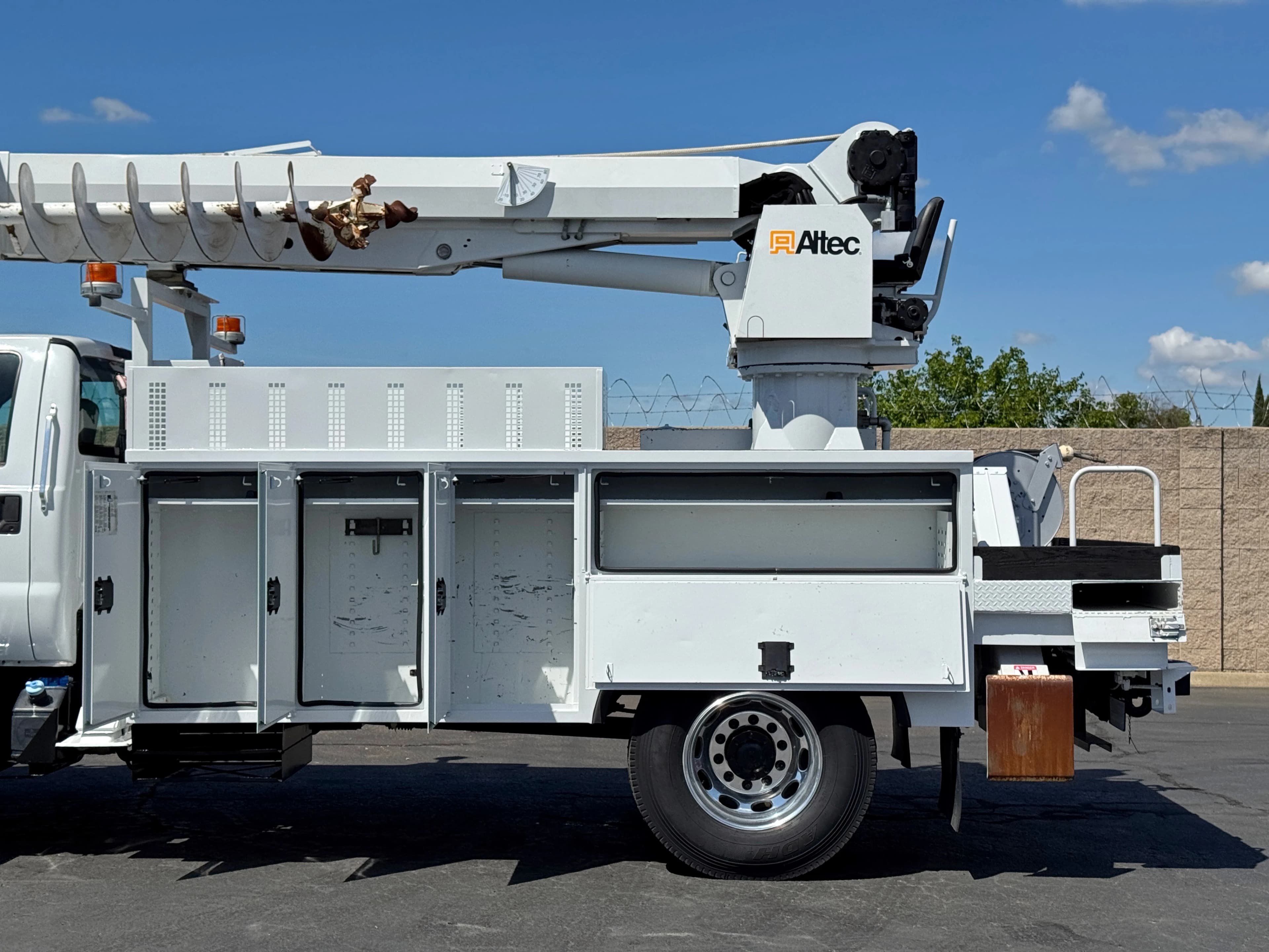 2012 Ford F750 Altec DM47B-TR Digger Derrick